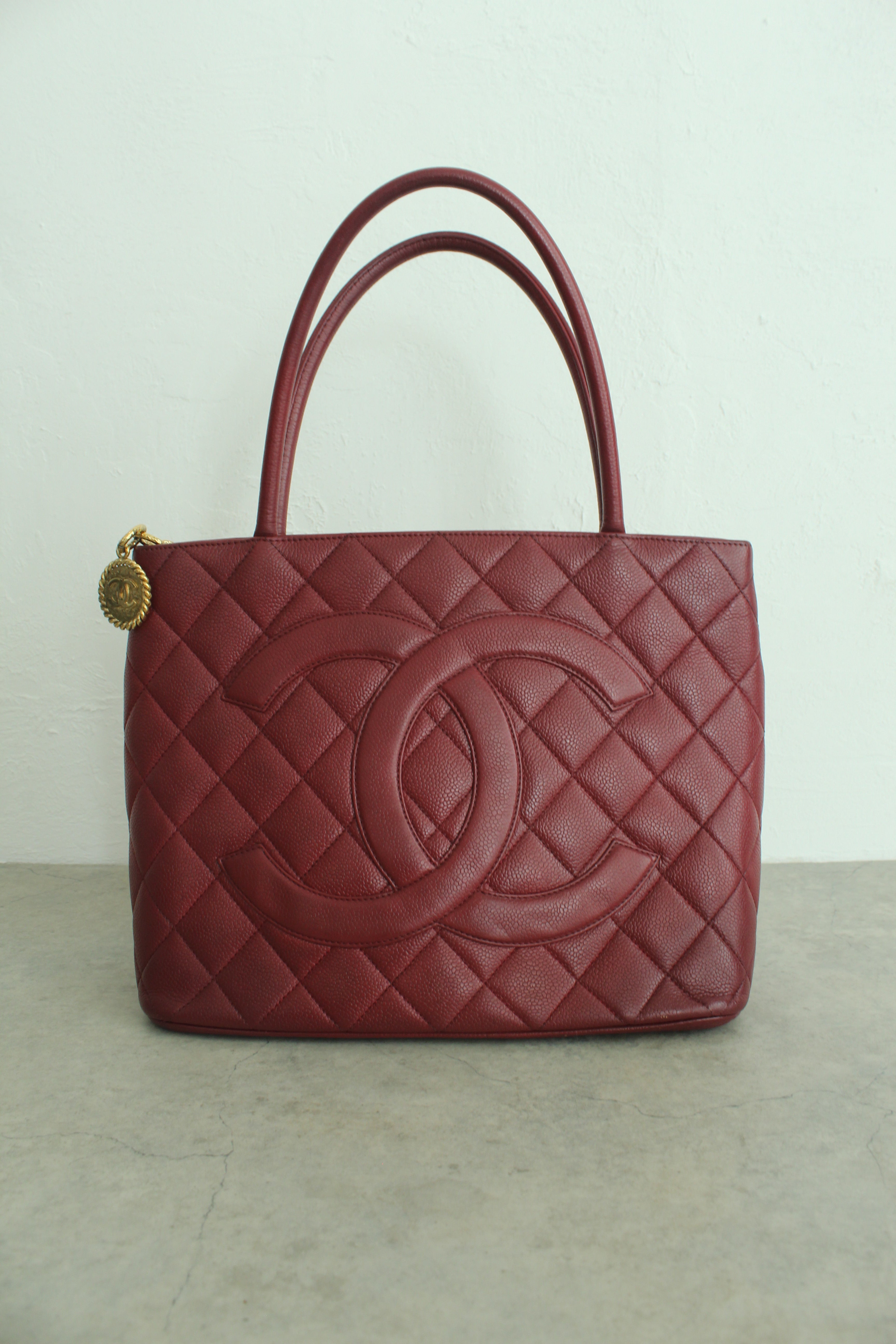 2000-2002 Medallion Tote Caviar in Burgundy Red