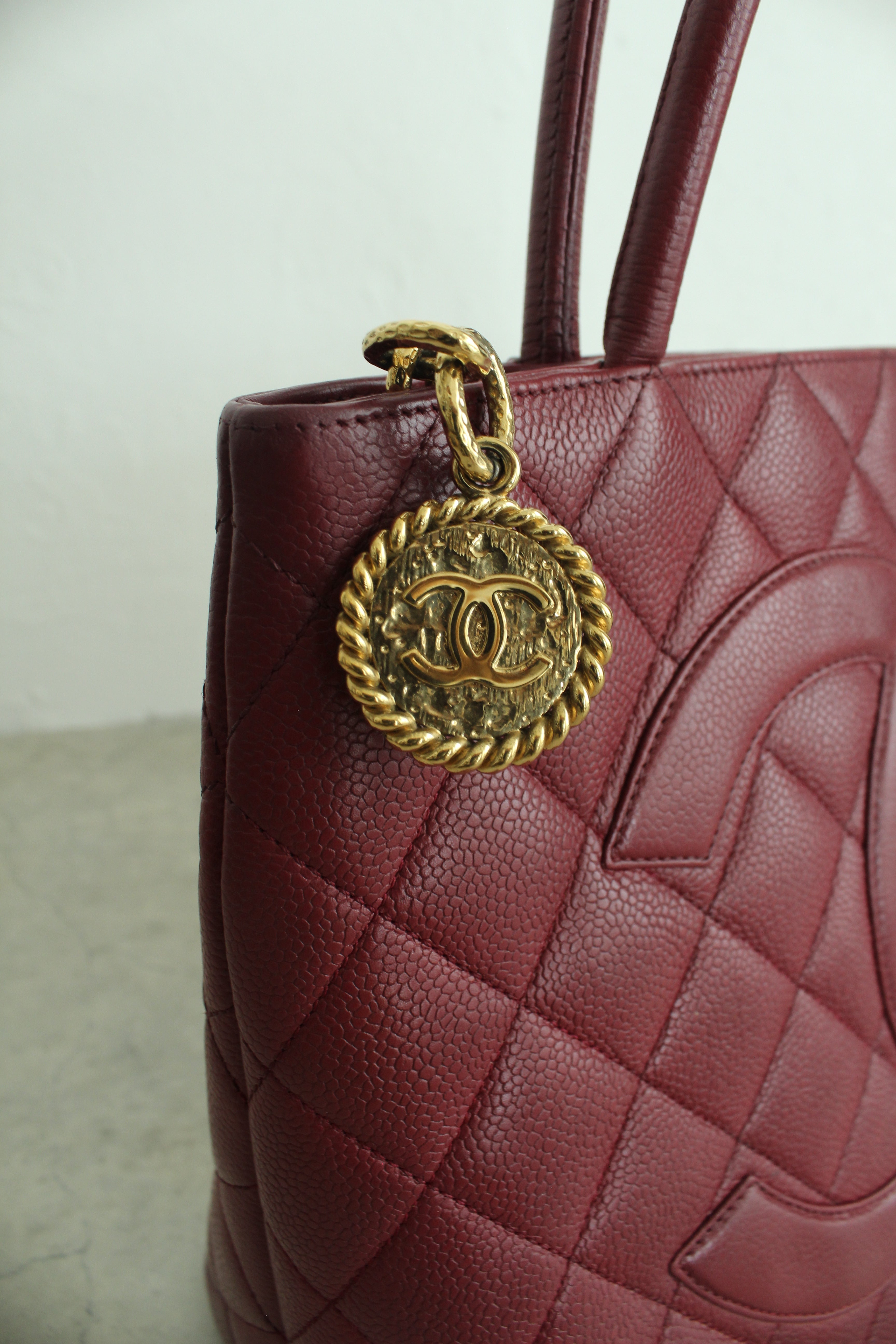 2000-2002 Medallion Tote Caviar in Burgundy Red