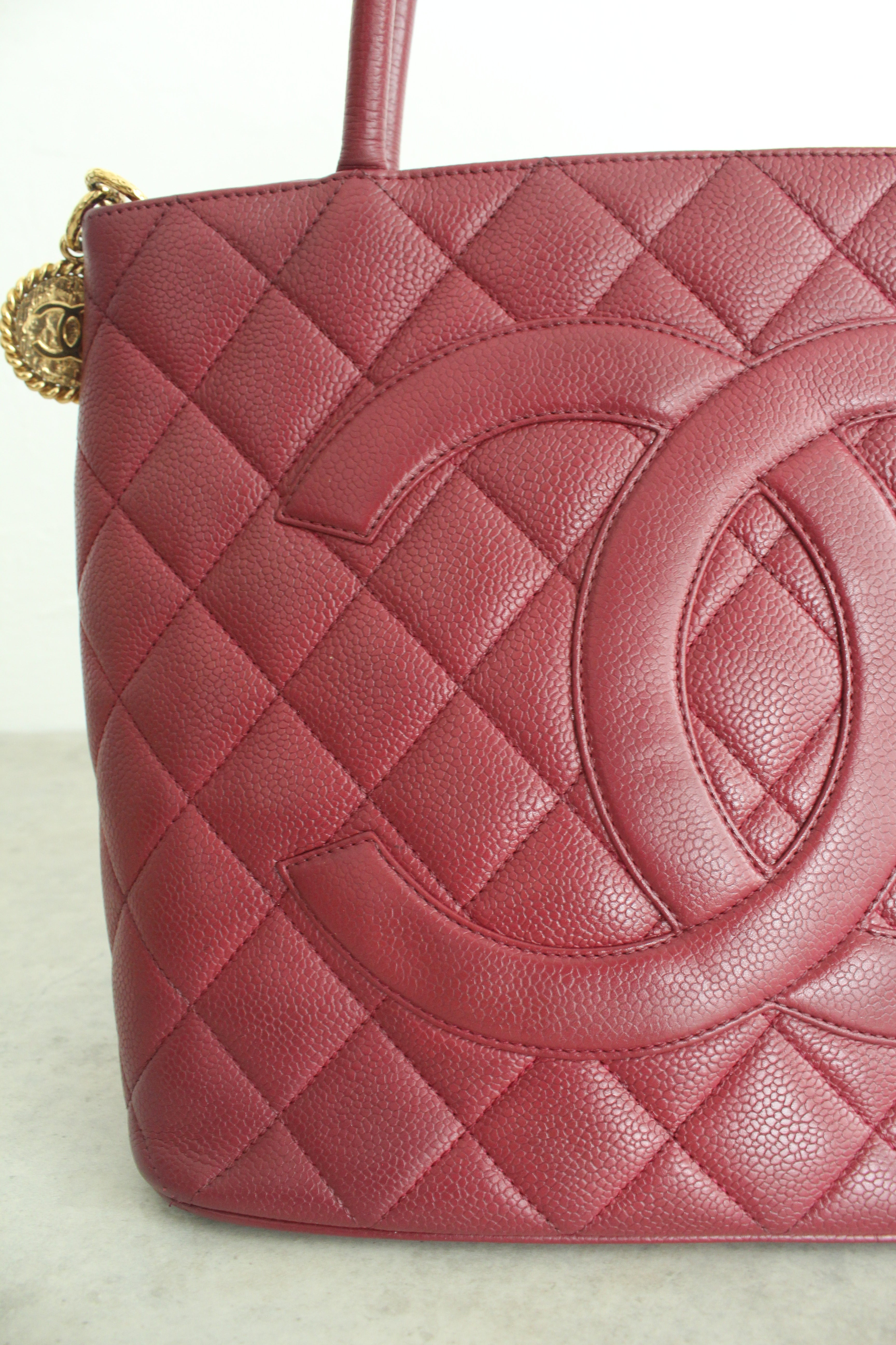 2000-2002 Medallion Tote Caviar in Burgundy Red