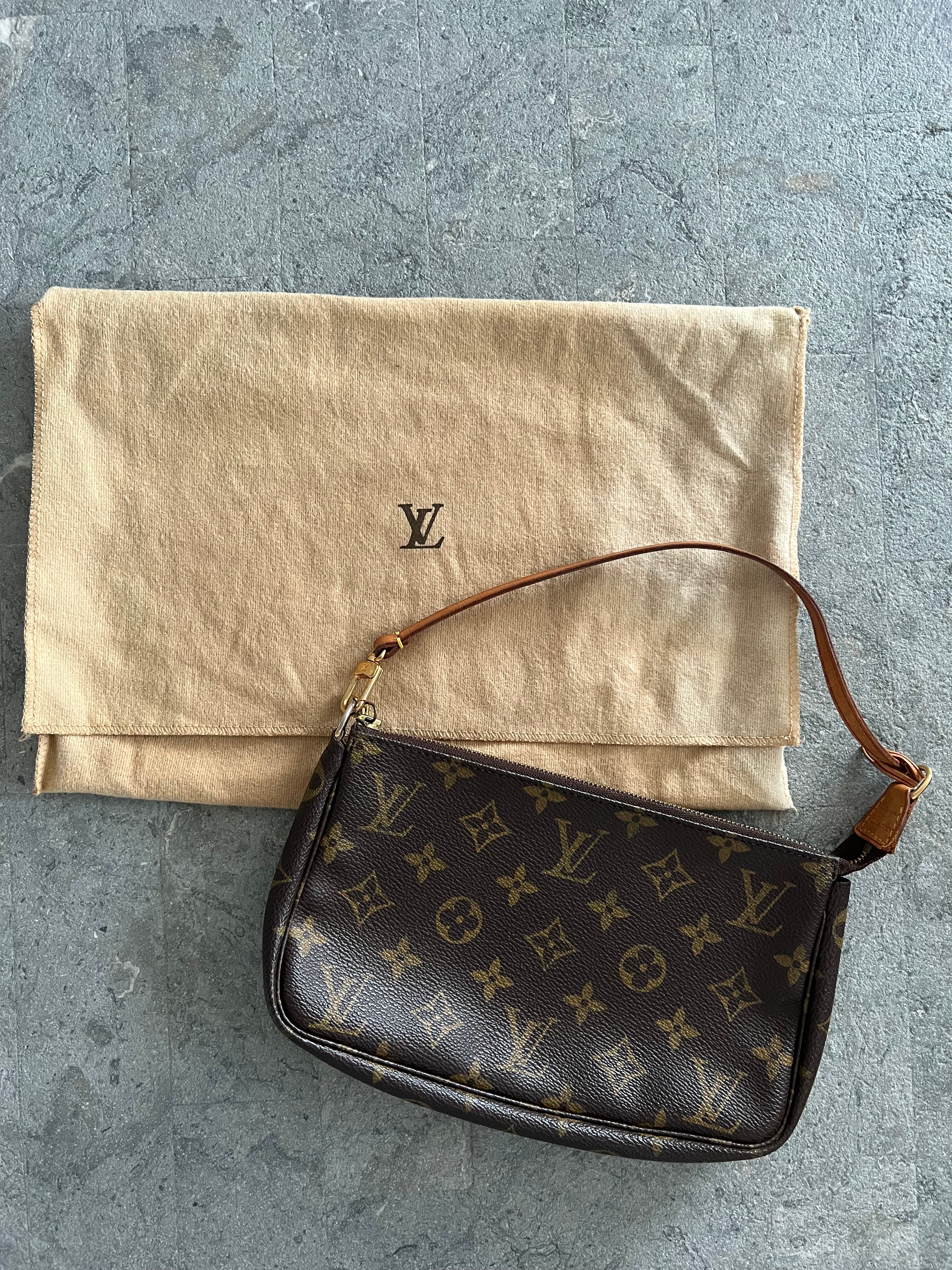 Monogram Pochette Accessoires AR0051