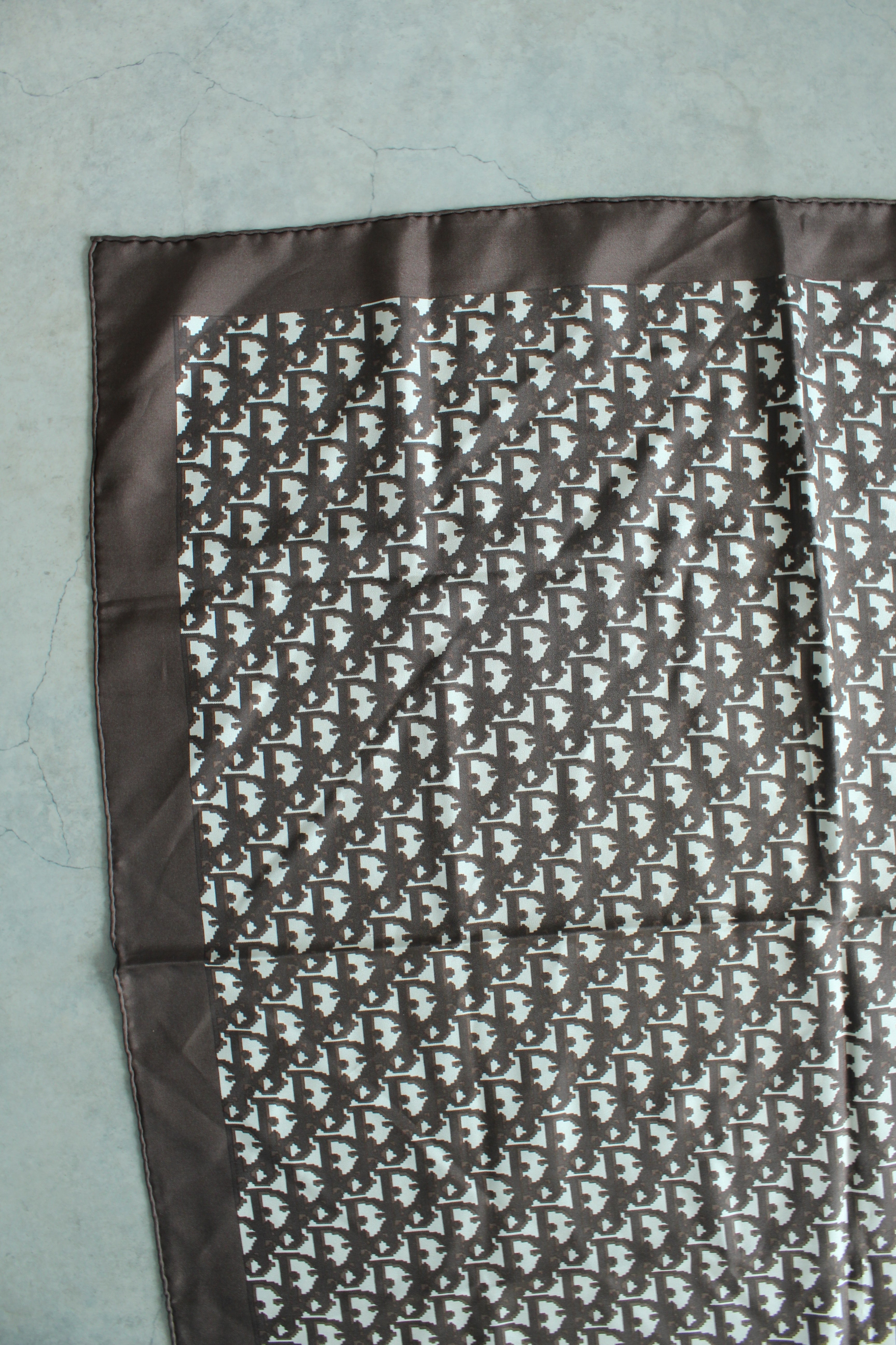 Oblique scarf in Brown