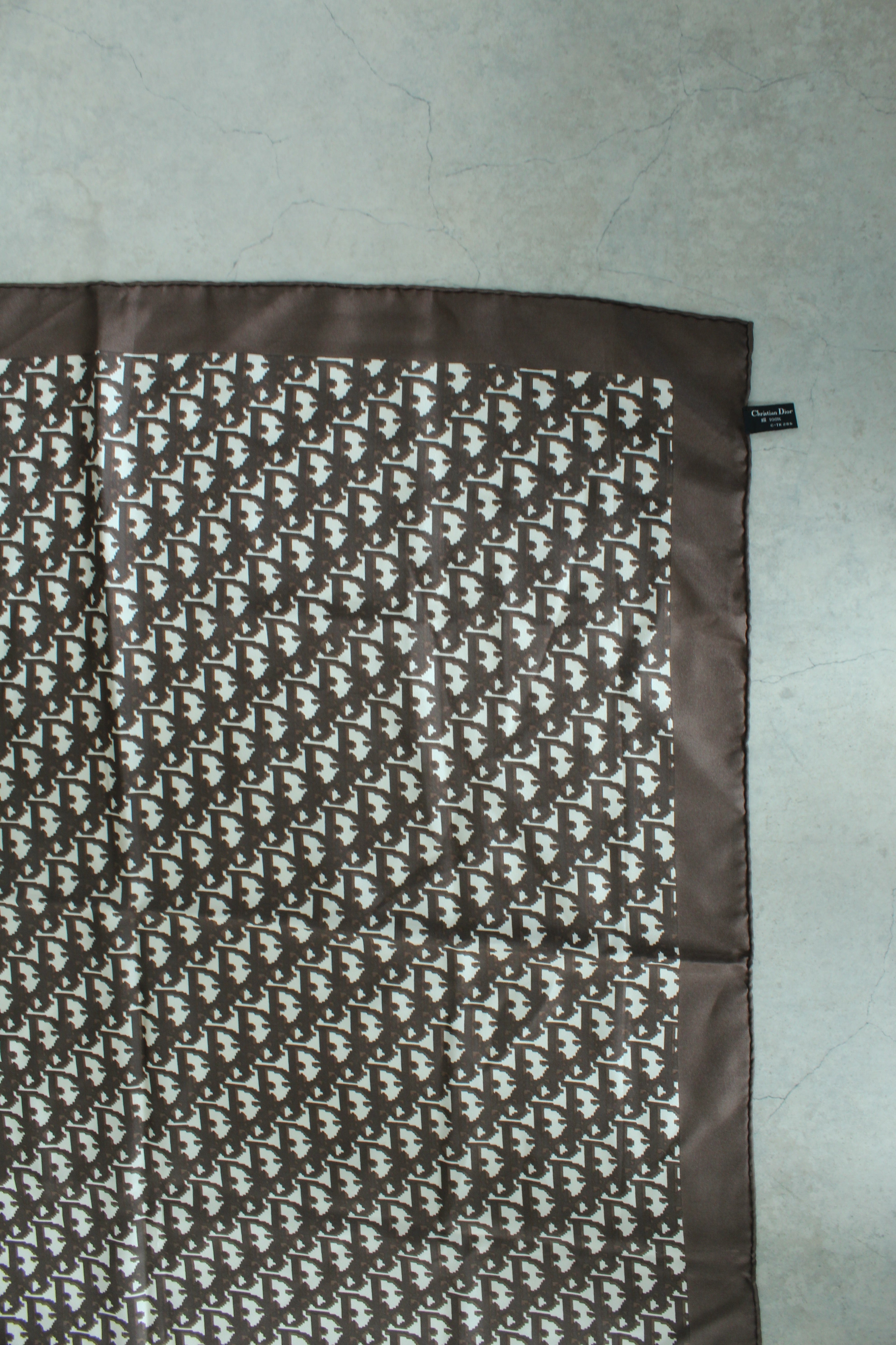 Oblique scarf in Brown