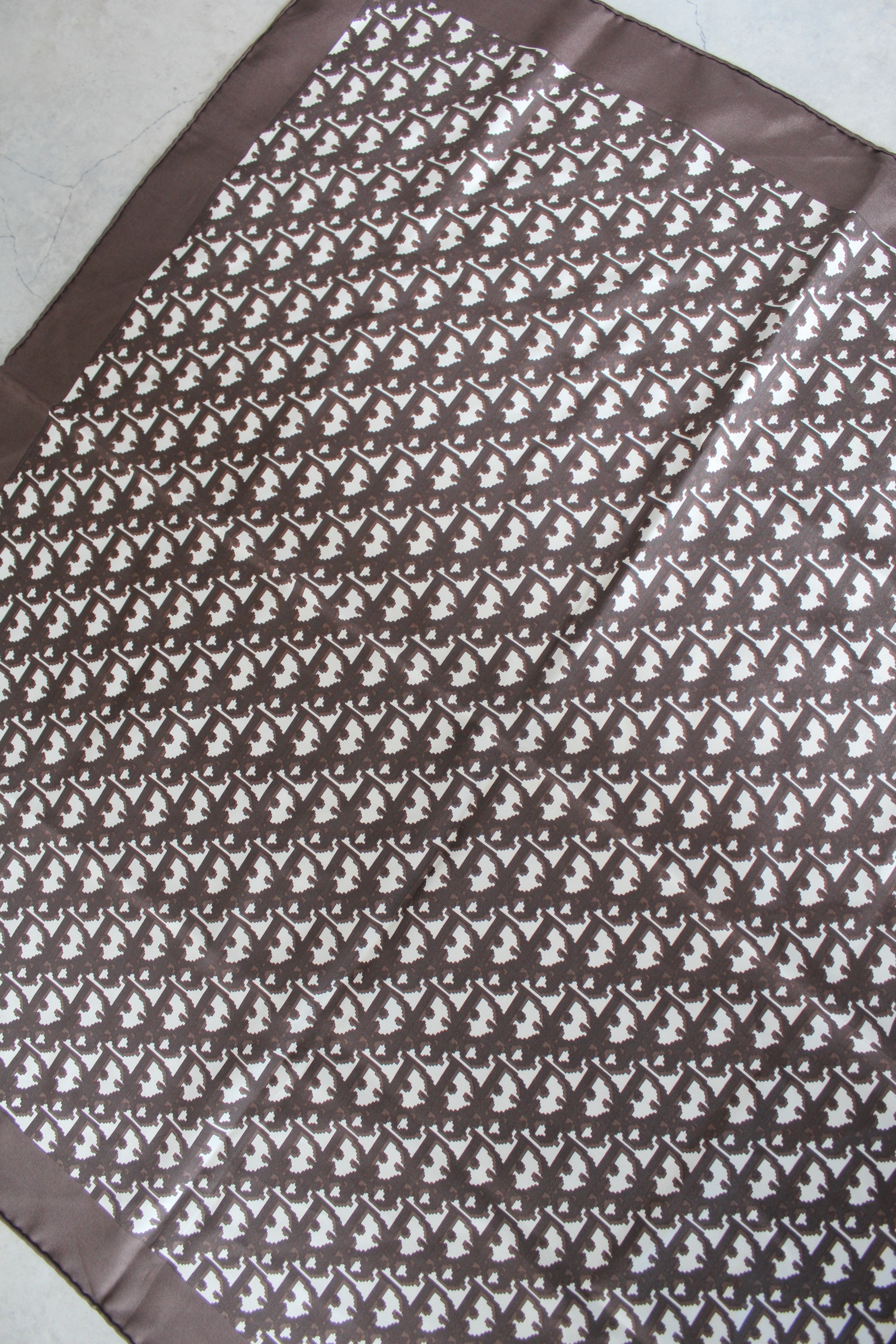 Oblique scarf in Brown