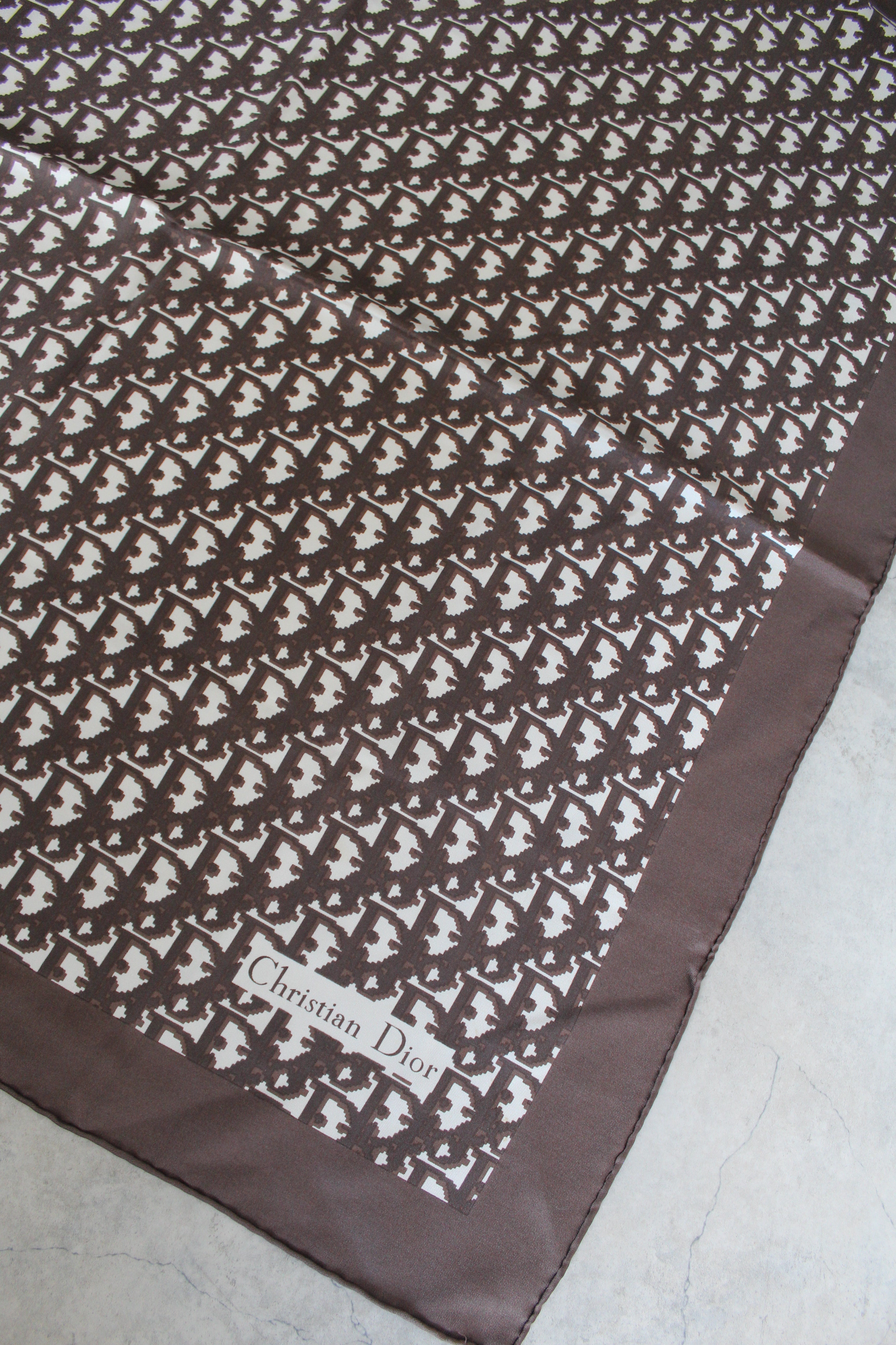 Oblique scarf in Brown
