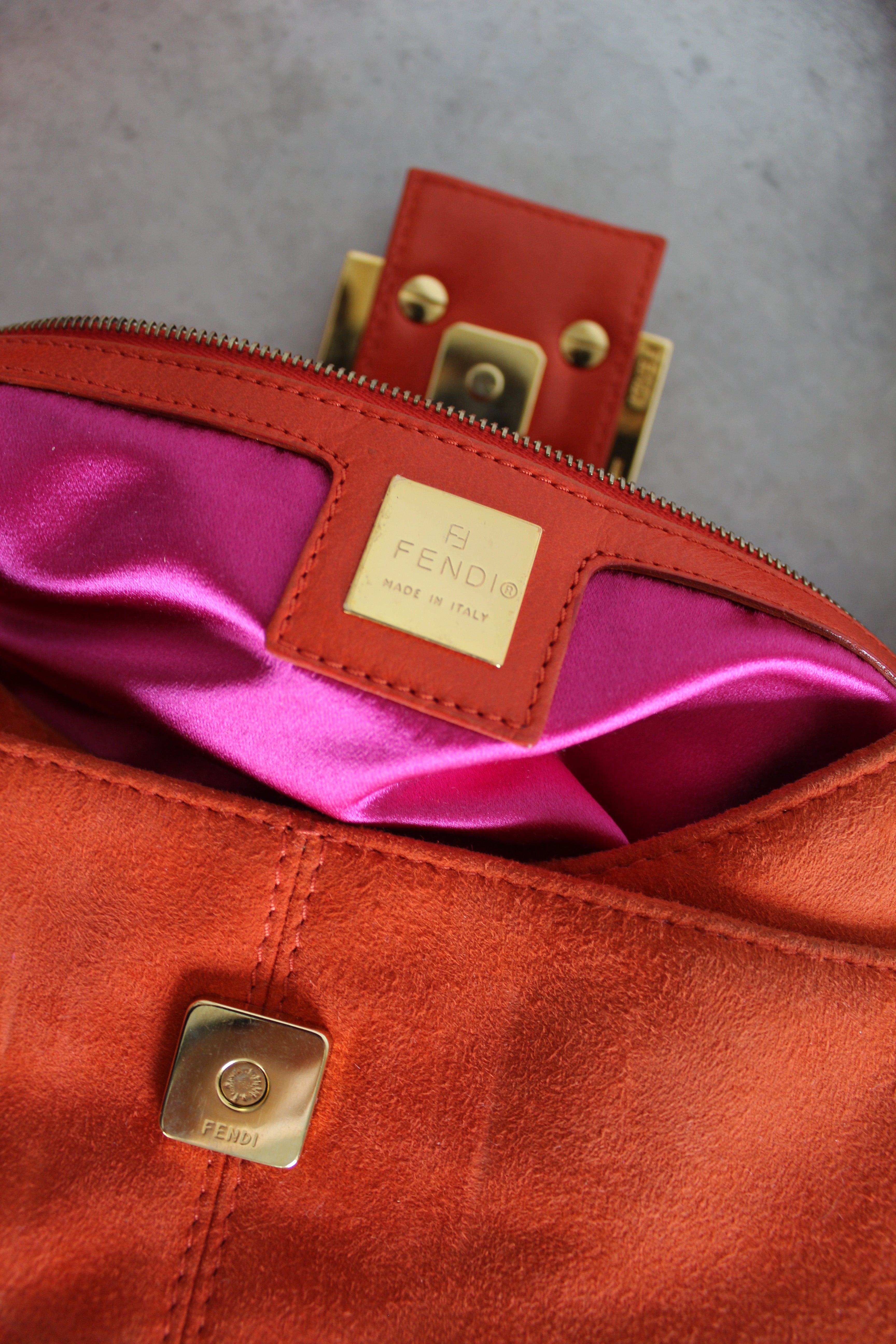 Baguette in Suede Orange