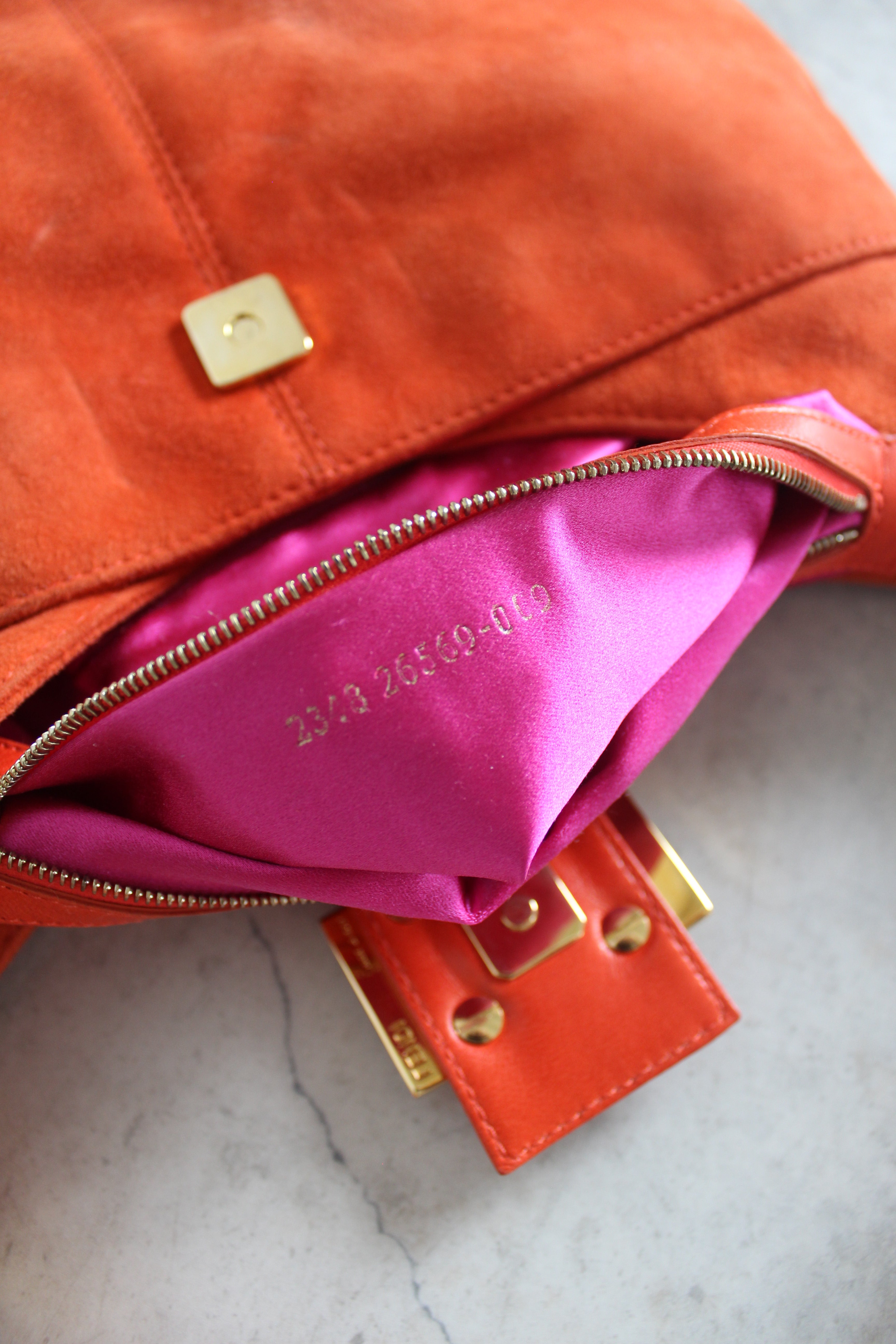 Baguette in Suede Orange