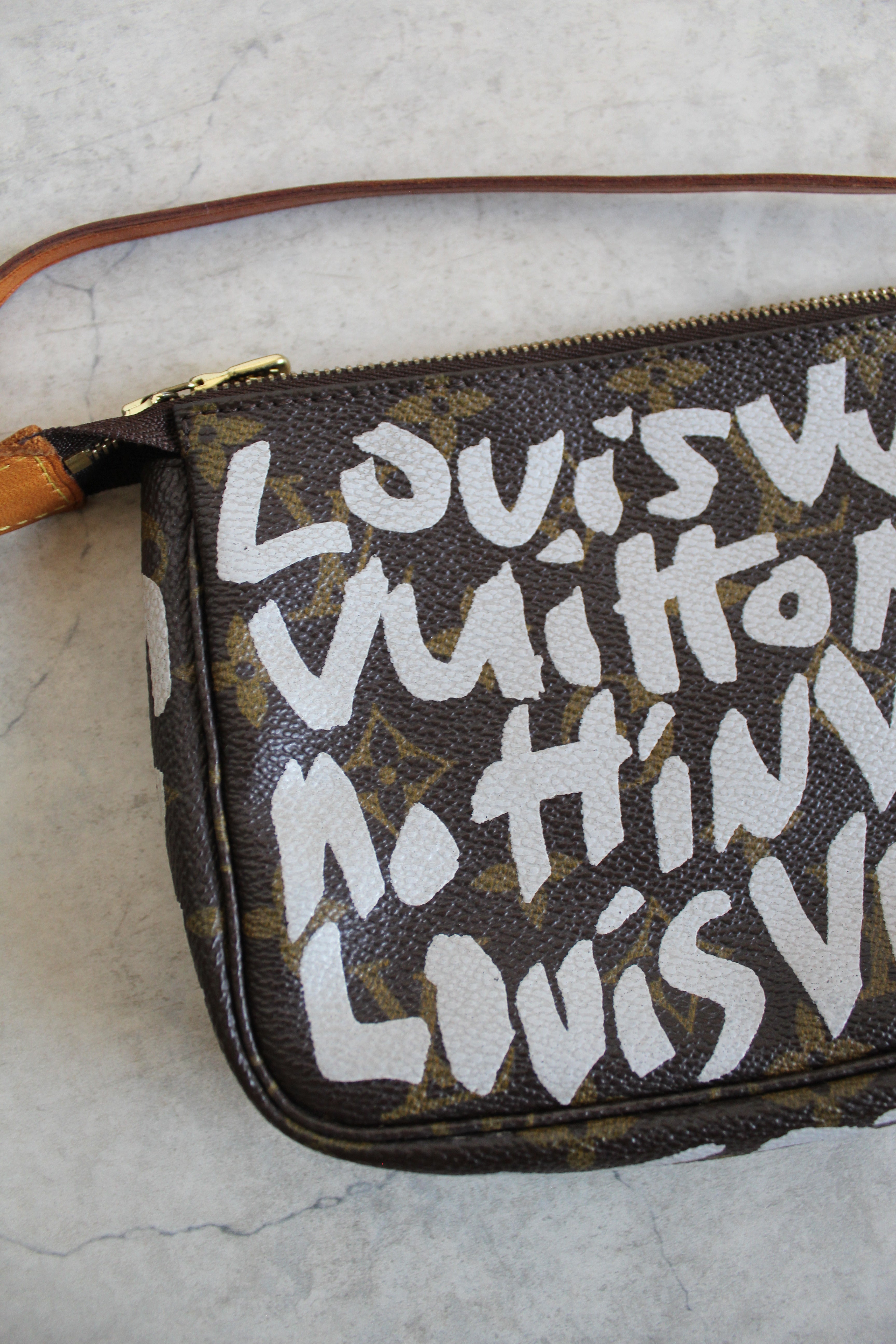 Pochette Accessoires Graffiti Monogram (M82766)