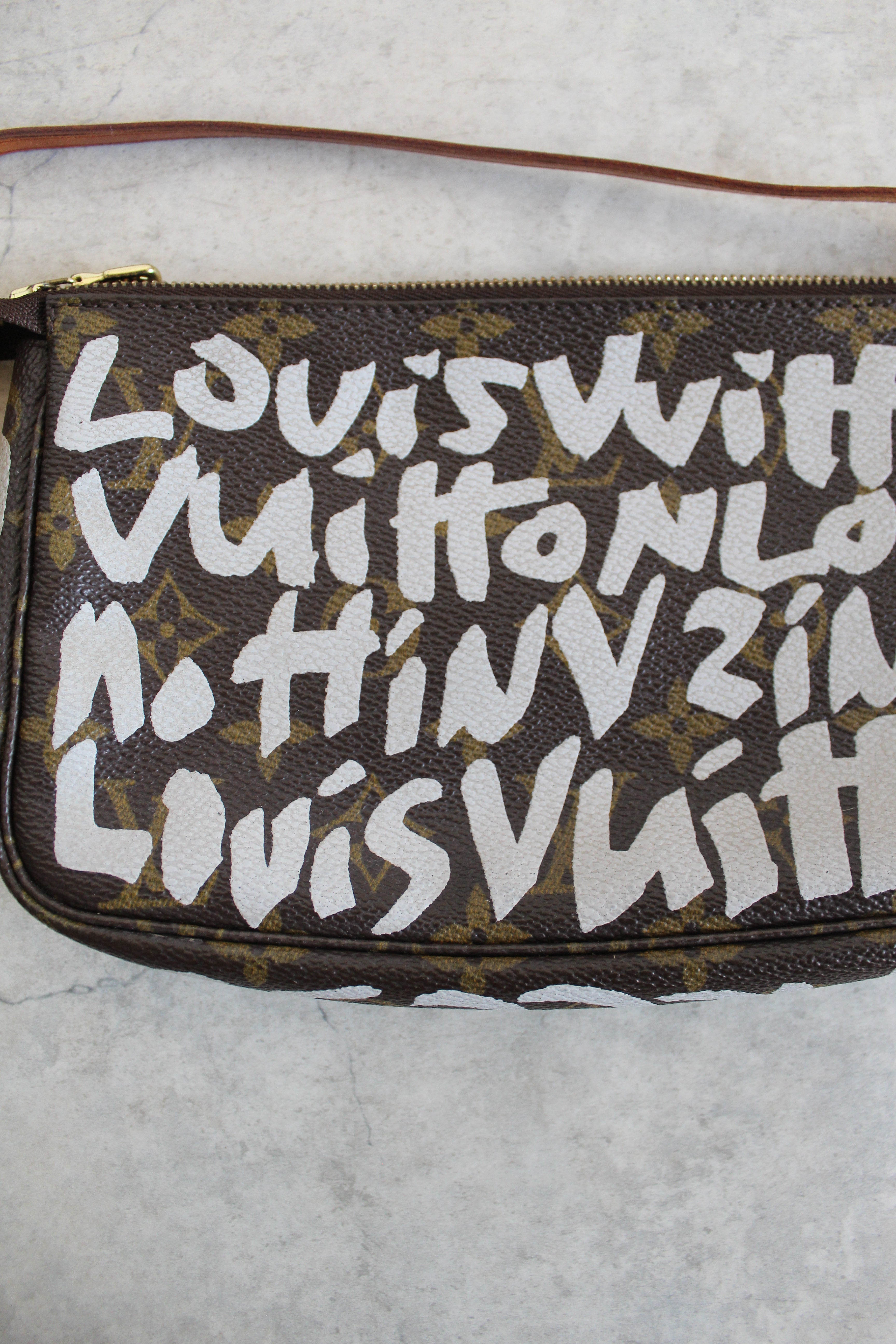 Pochette Accessoires Graffiti Monogram (M82766)