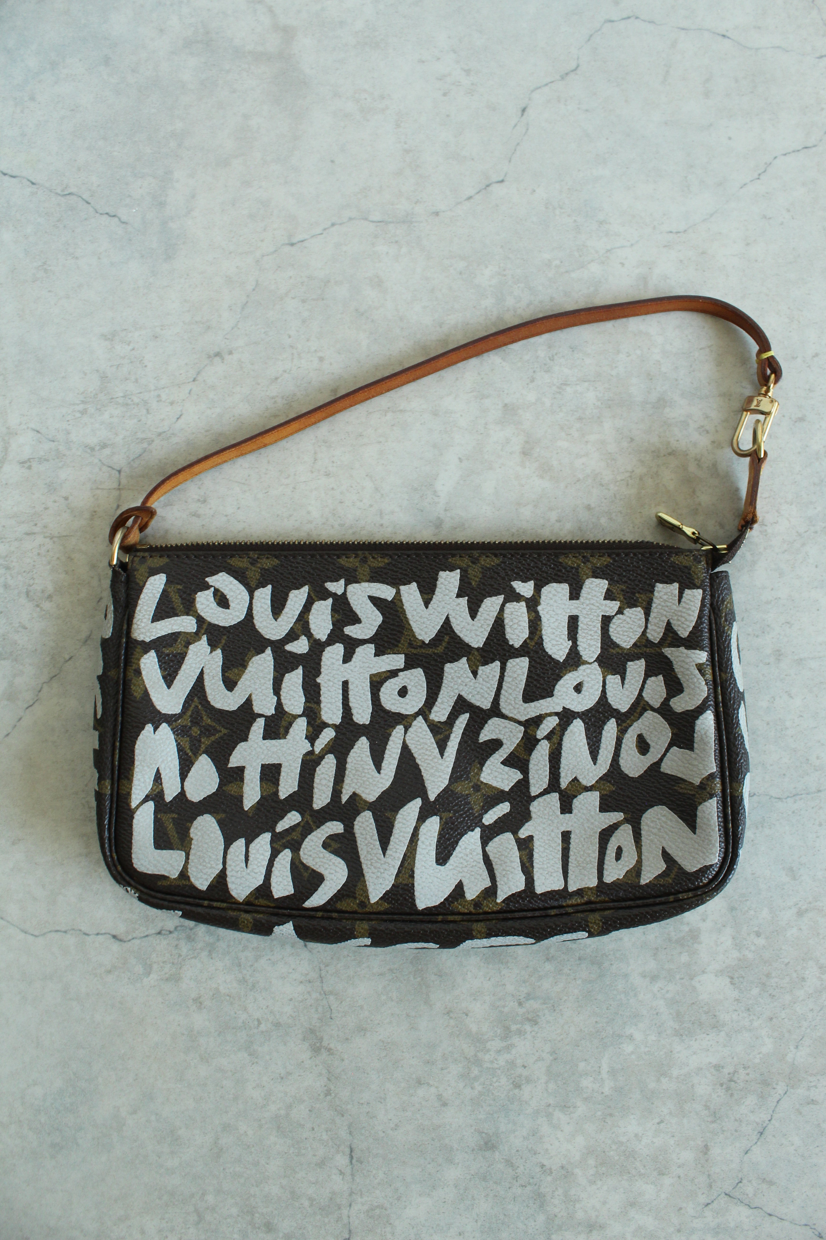 Pochette Accessoires Graffiti Monogram (M82766)