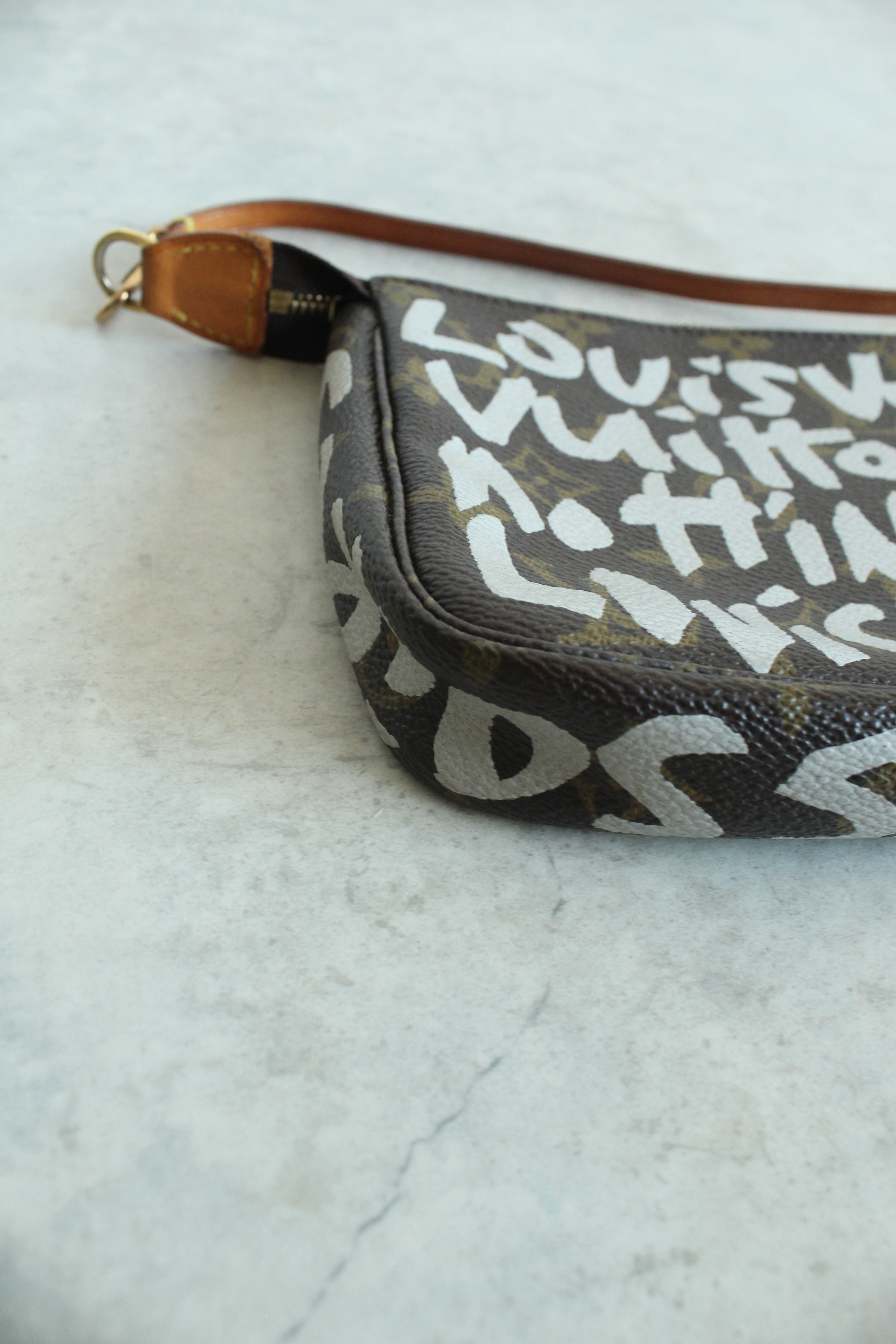 Pochette Accessoires Graffiti Monogram (M82766)