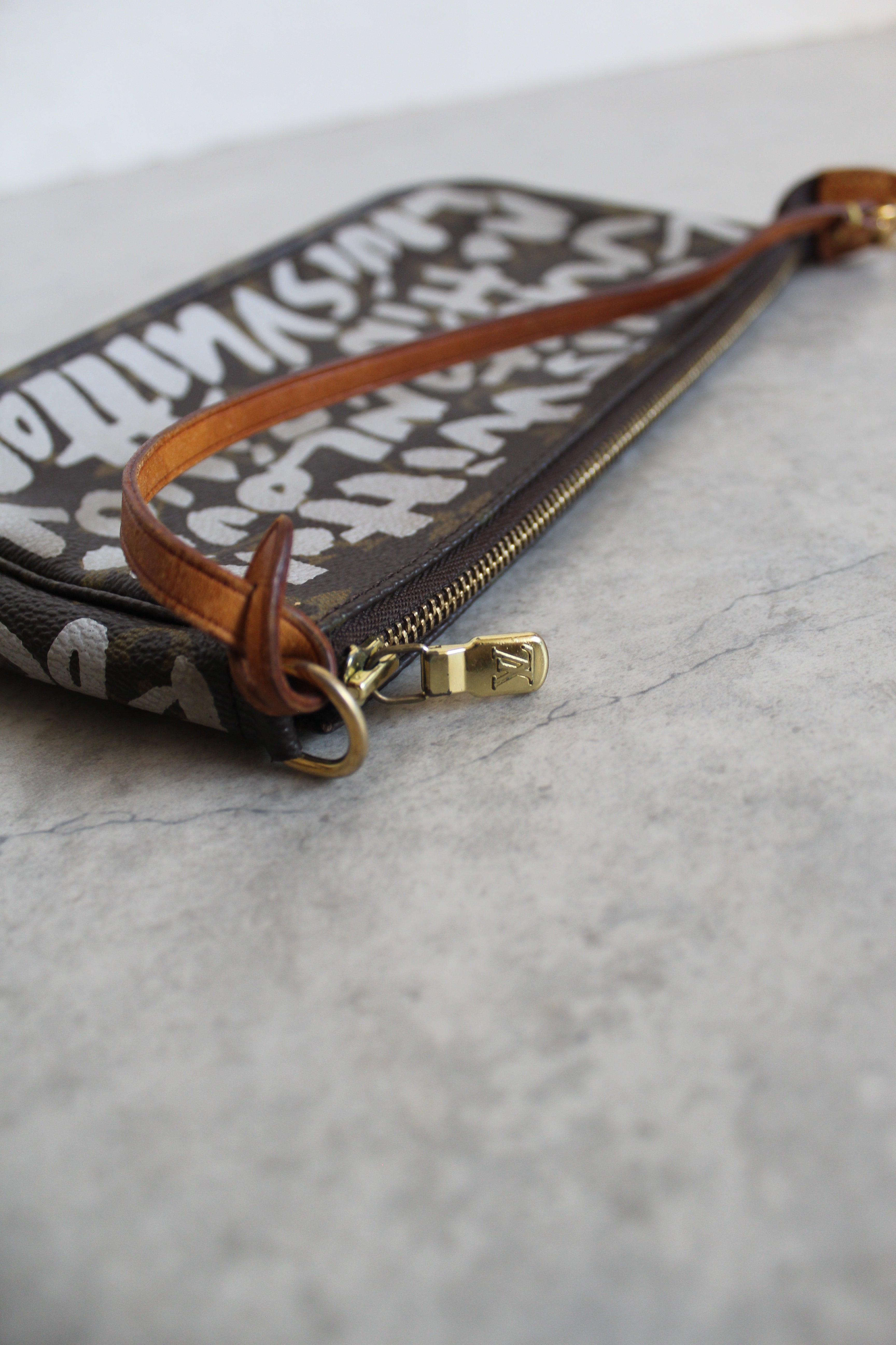 Pochette Accessoires Graffiti Monogram (M82766)