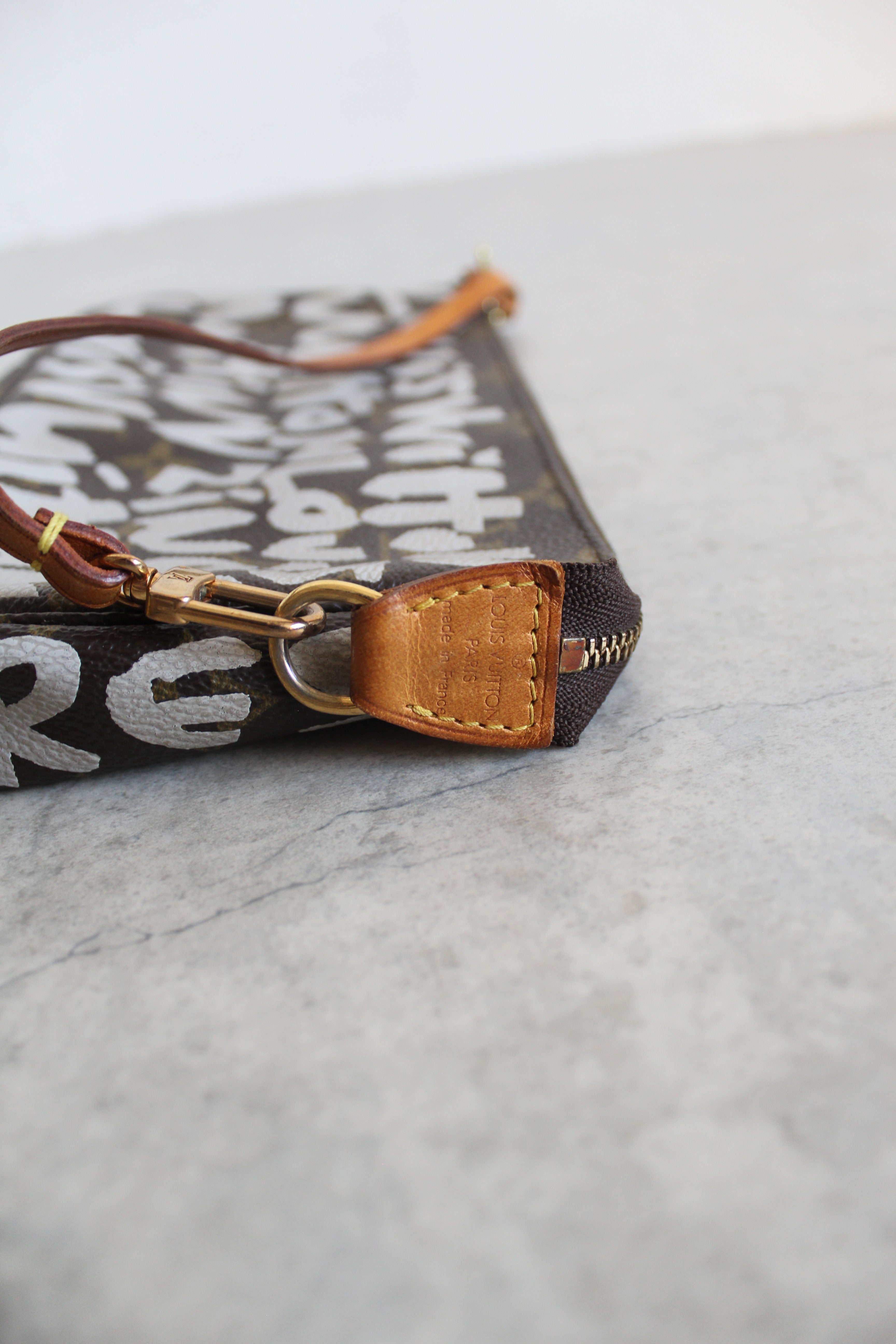 Pochette Accessoires Graffiti Monogram (M82766)