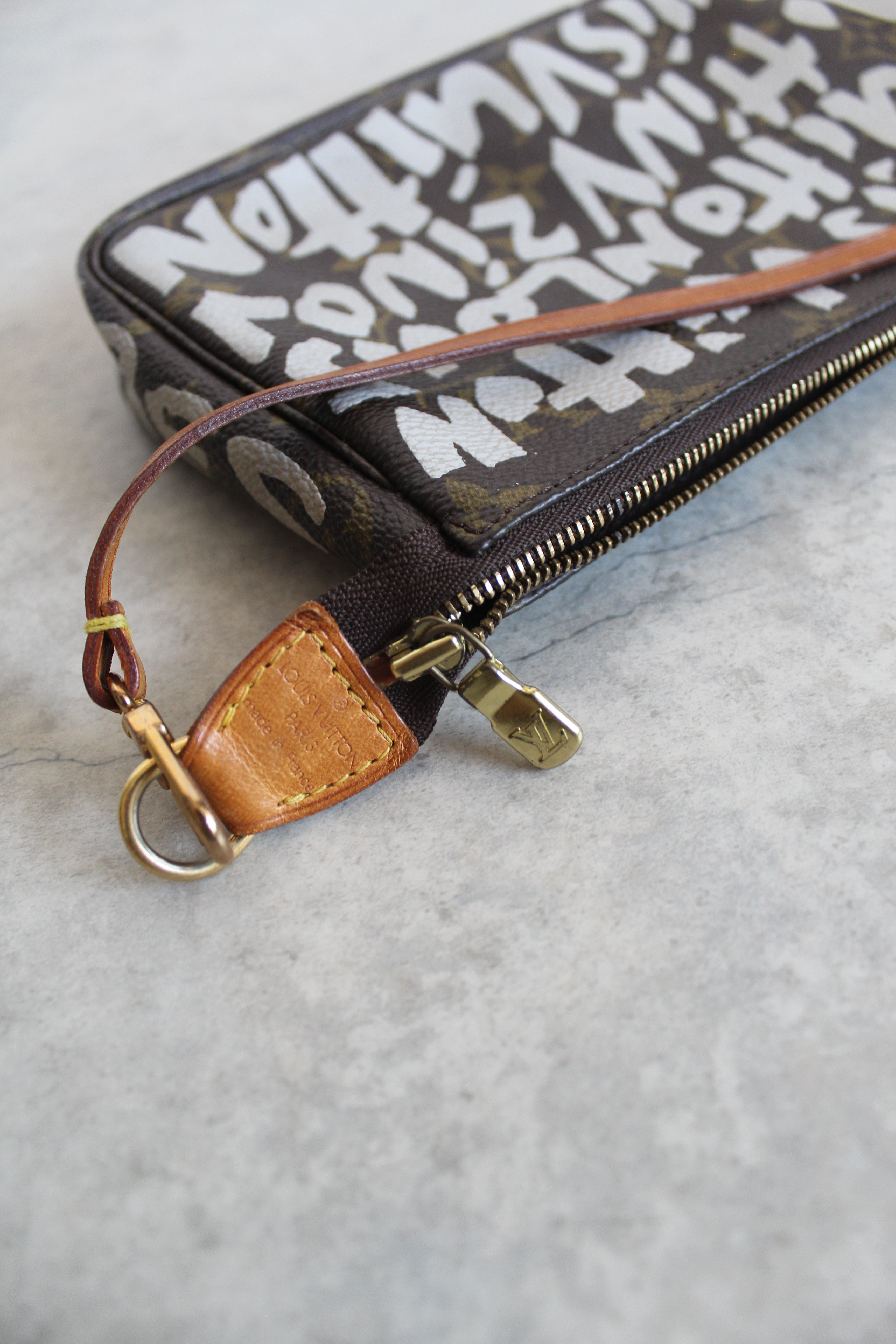 Pochette Accessoires Graffiti Monogram (M82766)