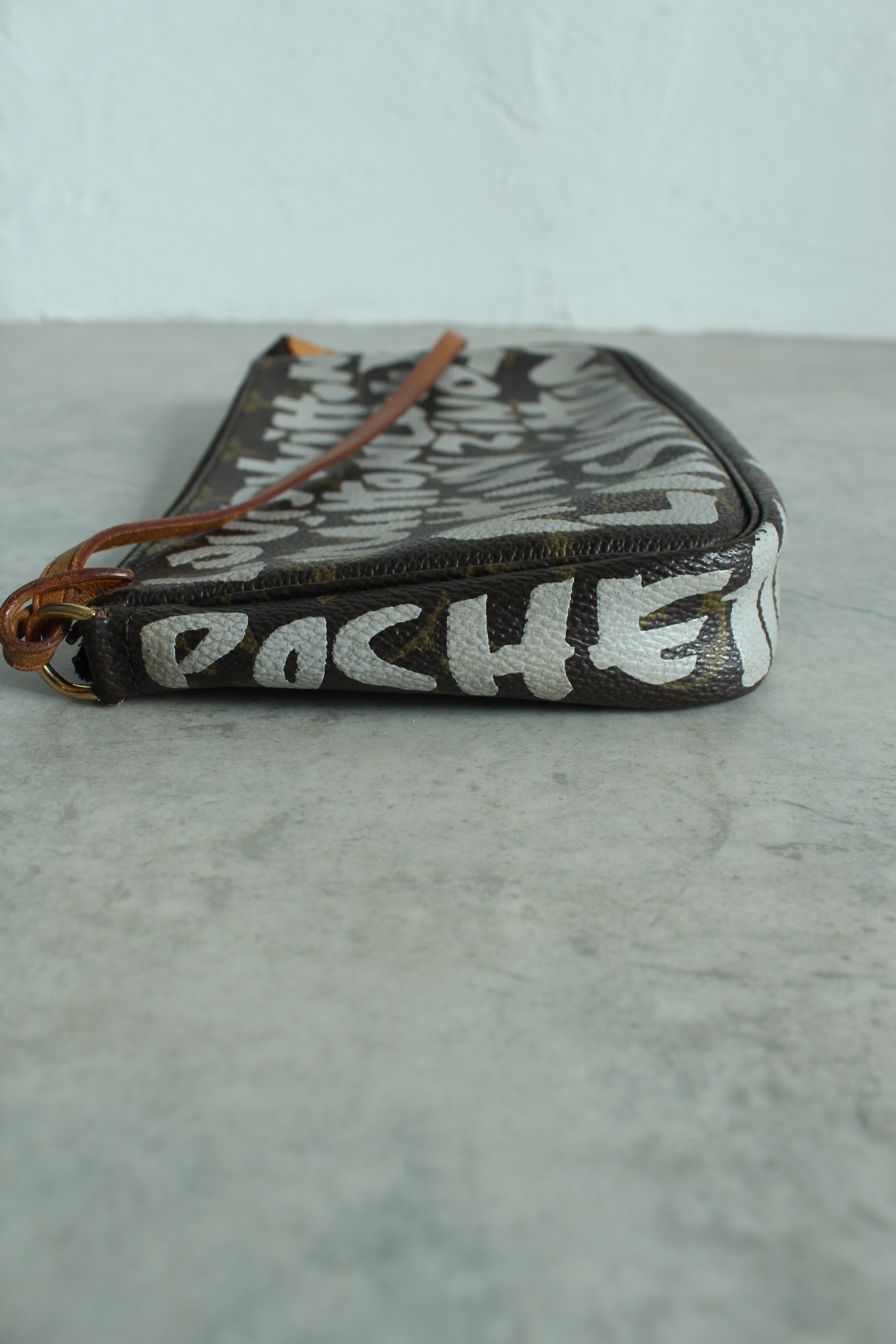 Pochette Accessoires Graffiti Monogram (M82766)