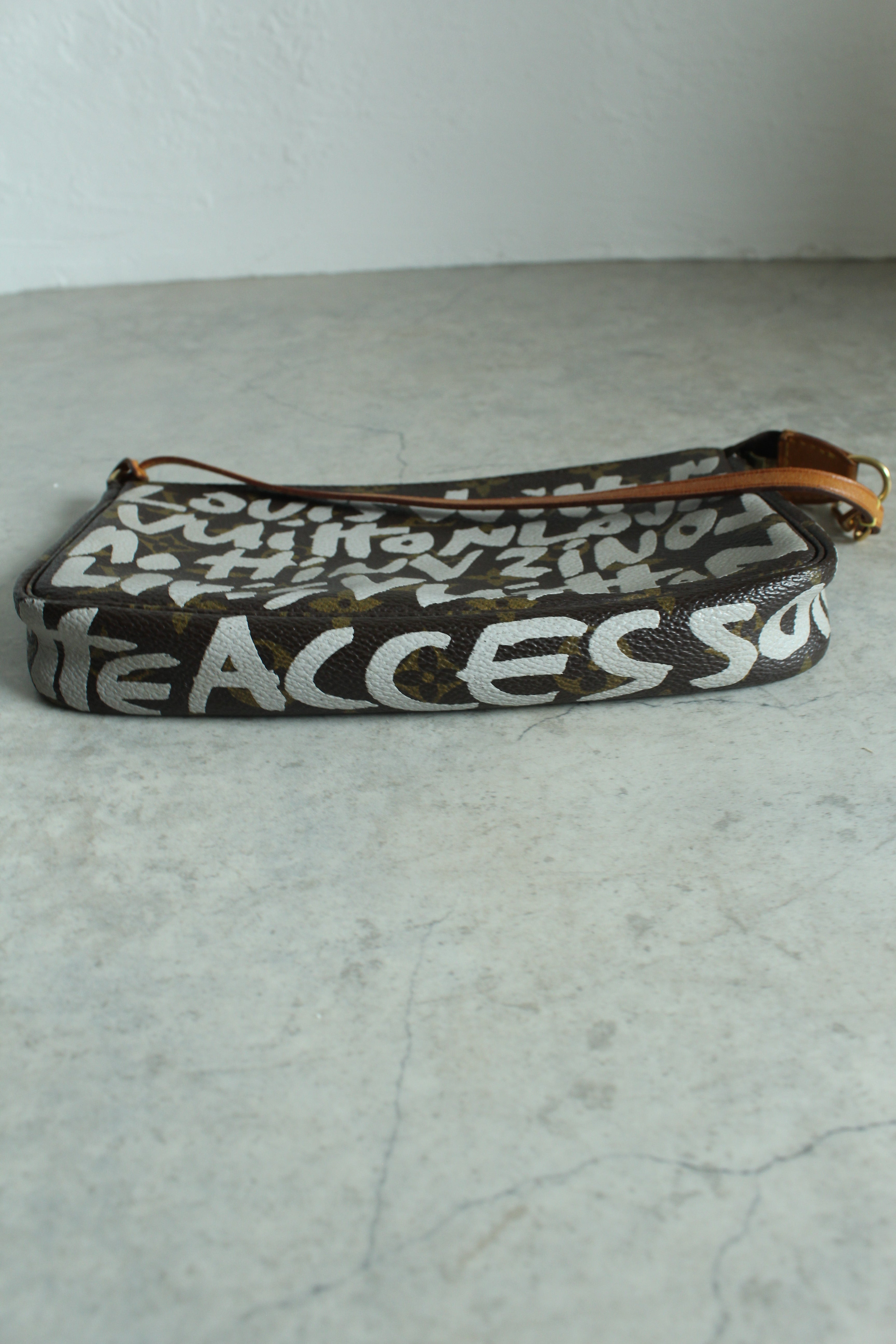 Pochette Accessoires Graffiti Monogram (M82766)