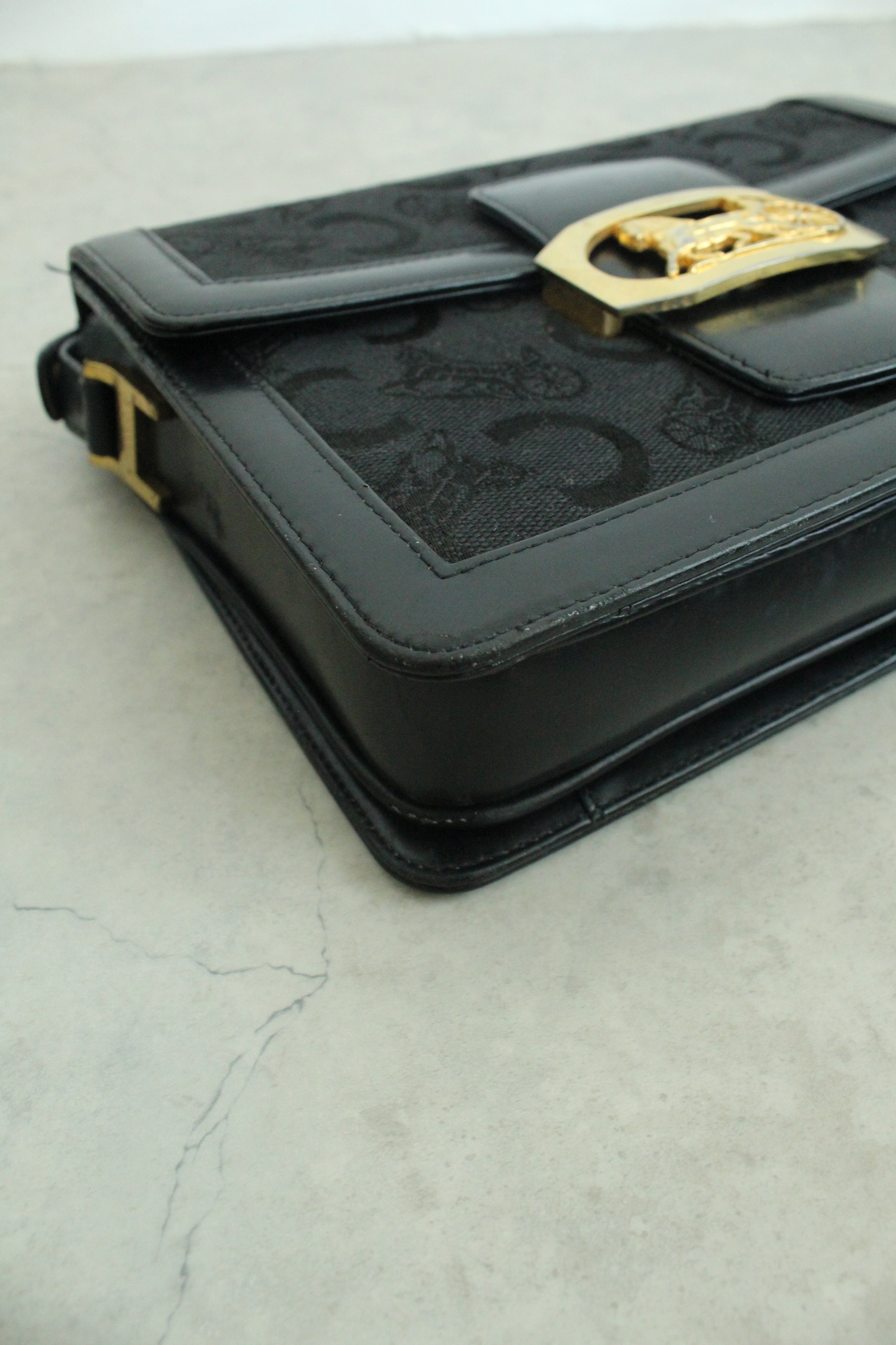 Paris Sulky Shoulder bag with Horse Carriage Clasp