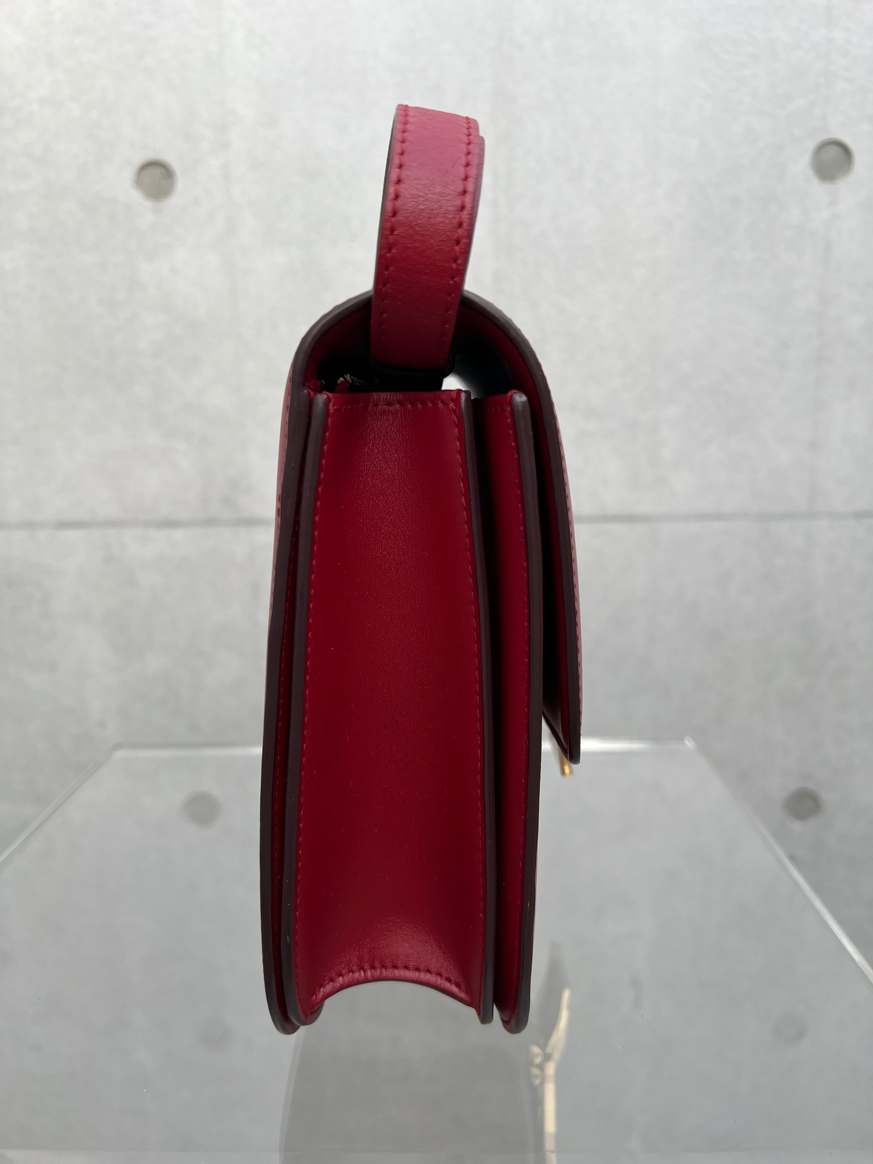 Classic Box Bag Medium in Red