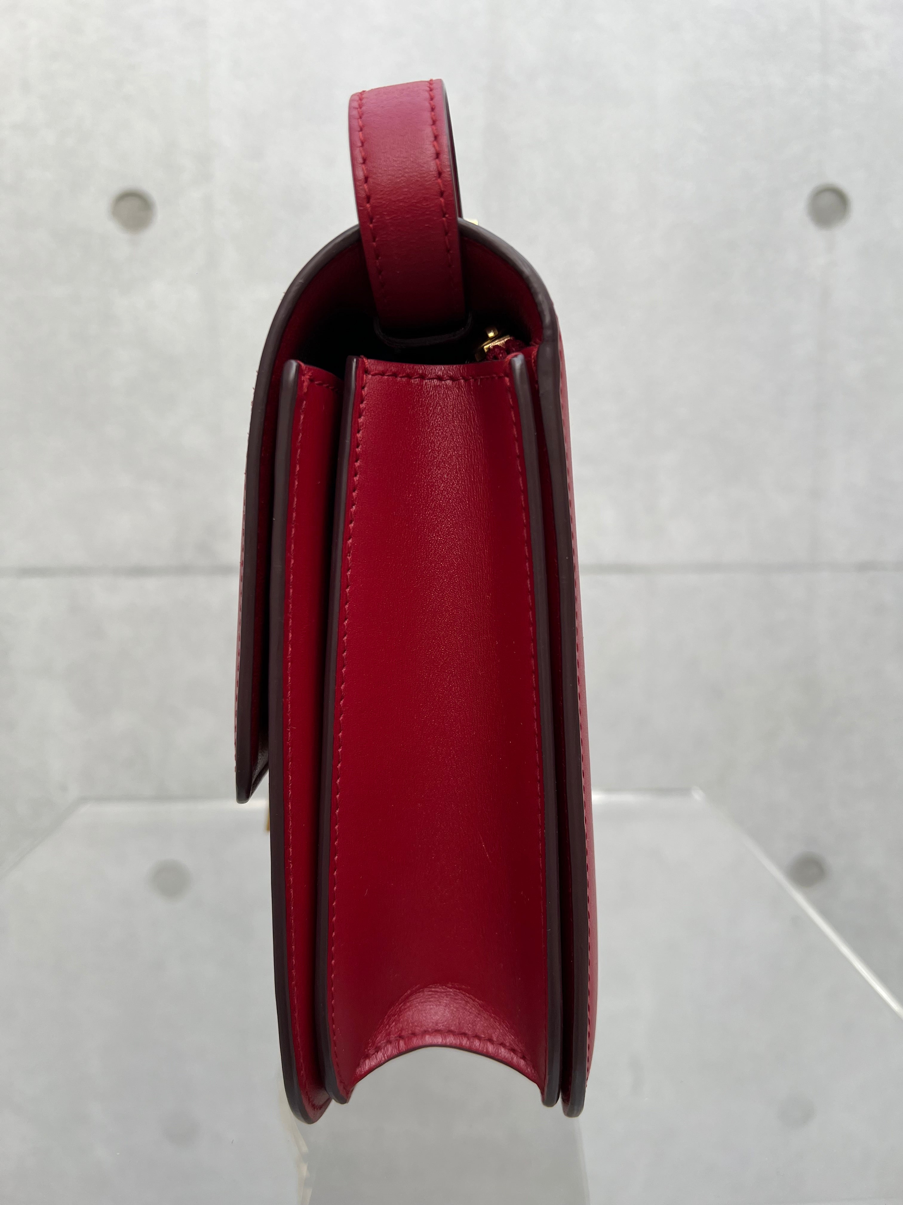 Classic Box Bag Medium in Red