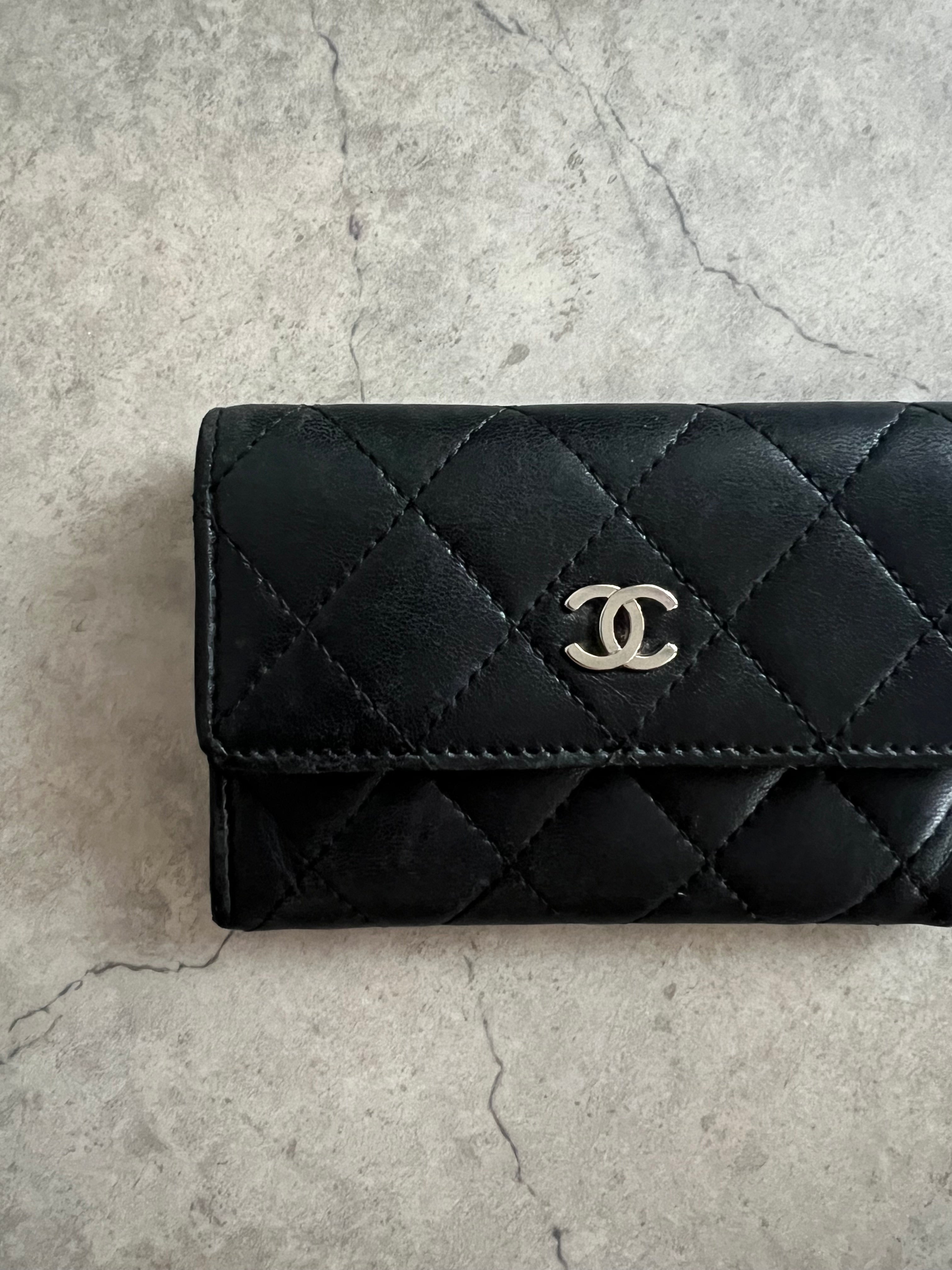 Flap card holder in Black