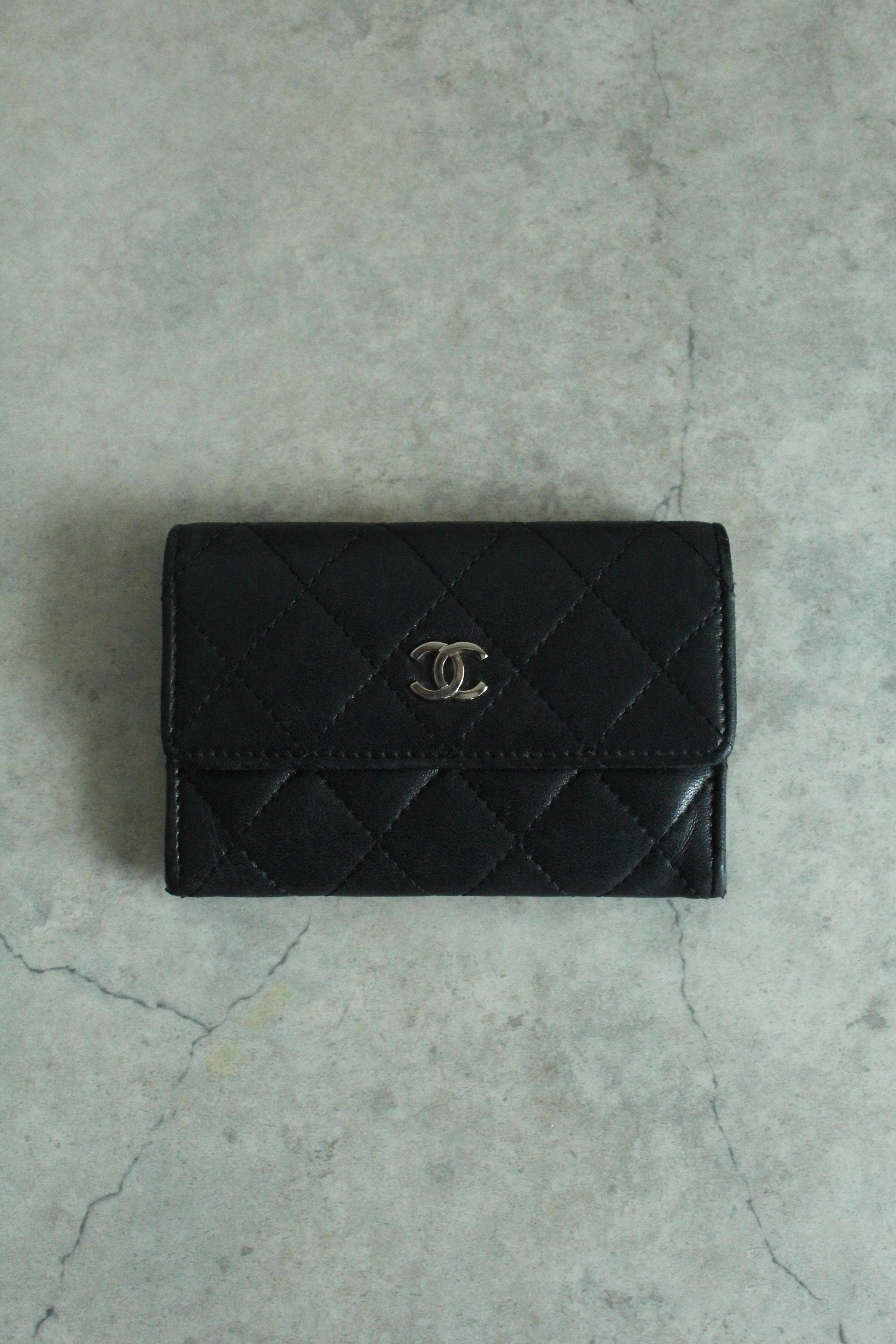 Flap card holder in Black