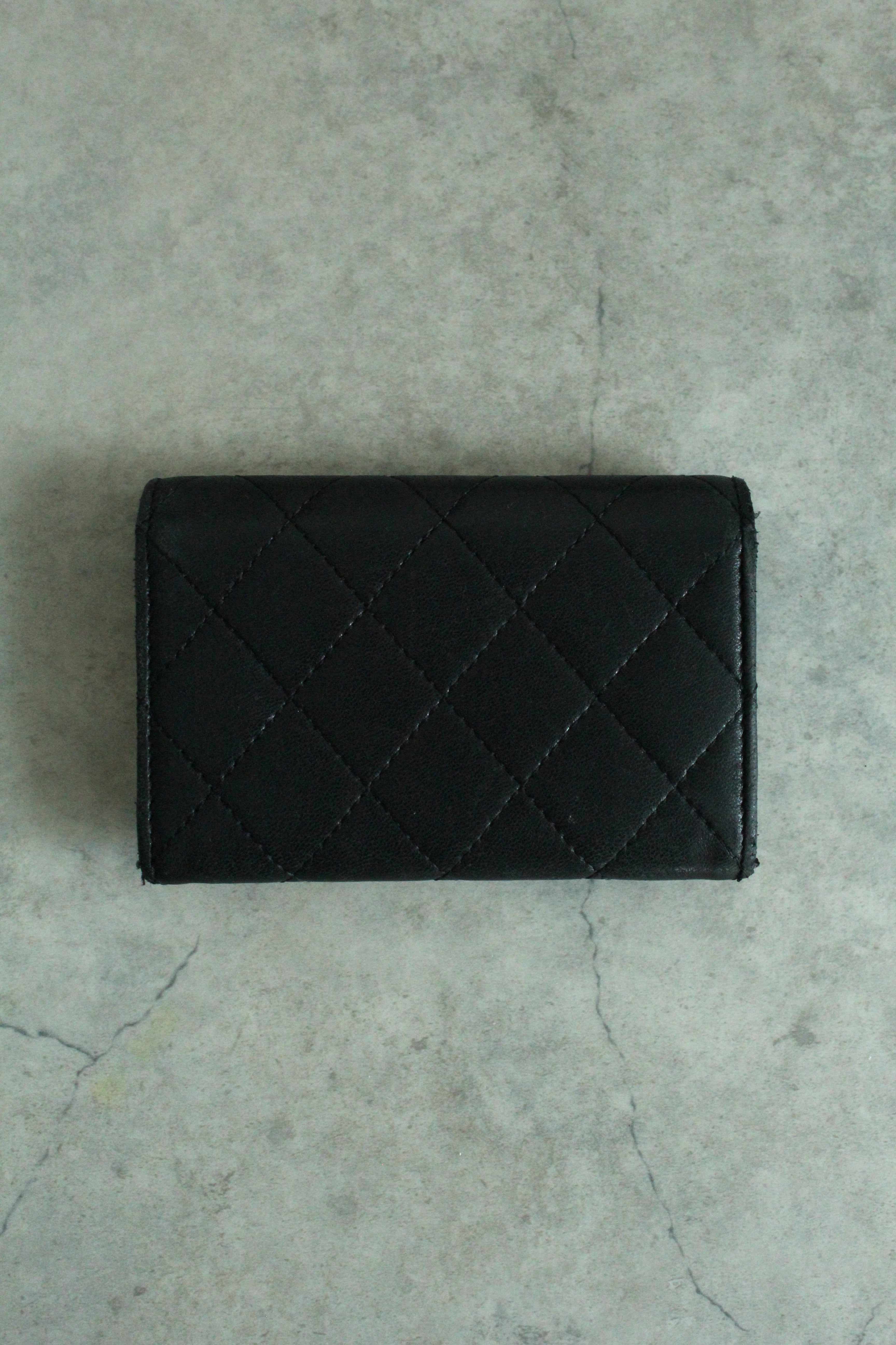Flap card holder in Black