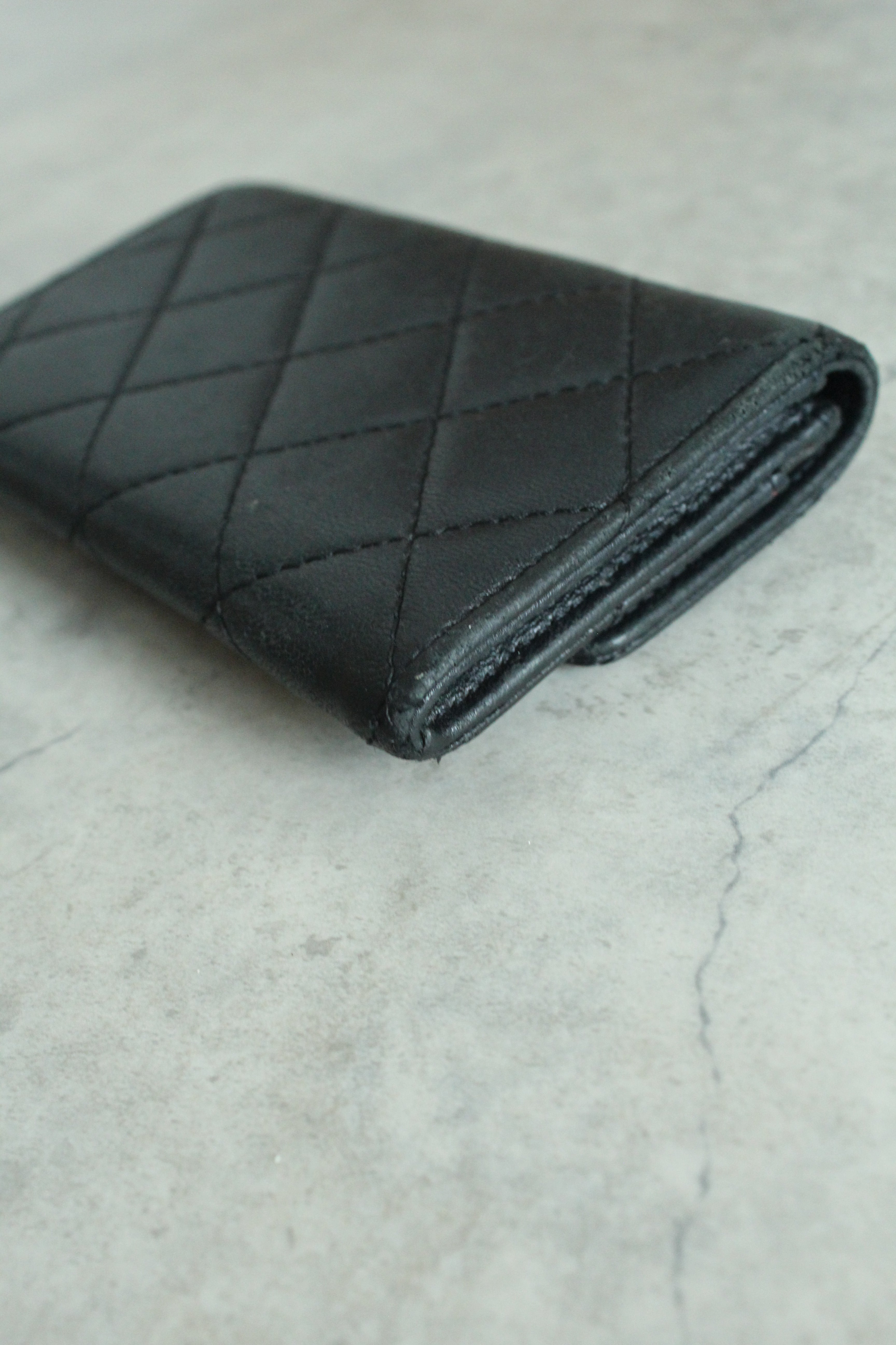 Flap card holder in Black