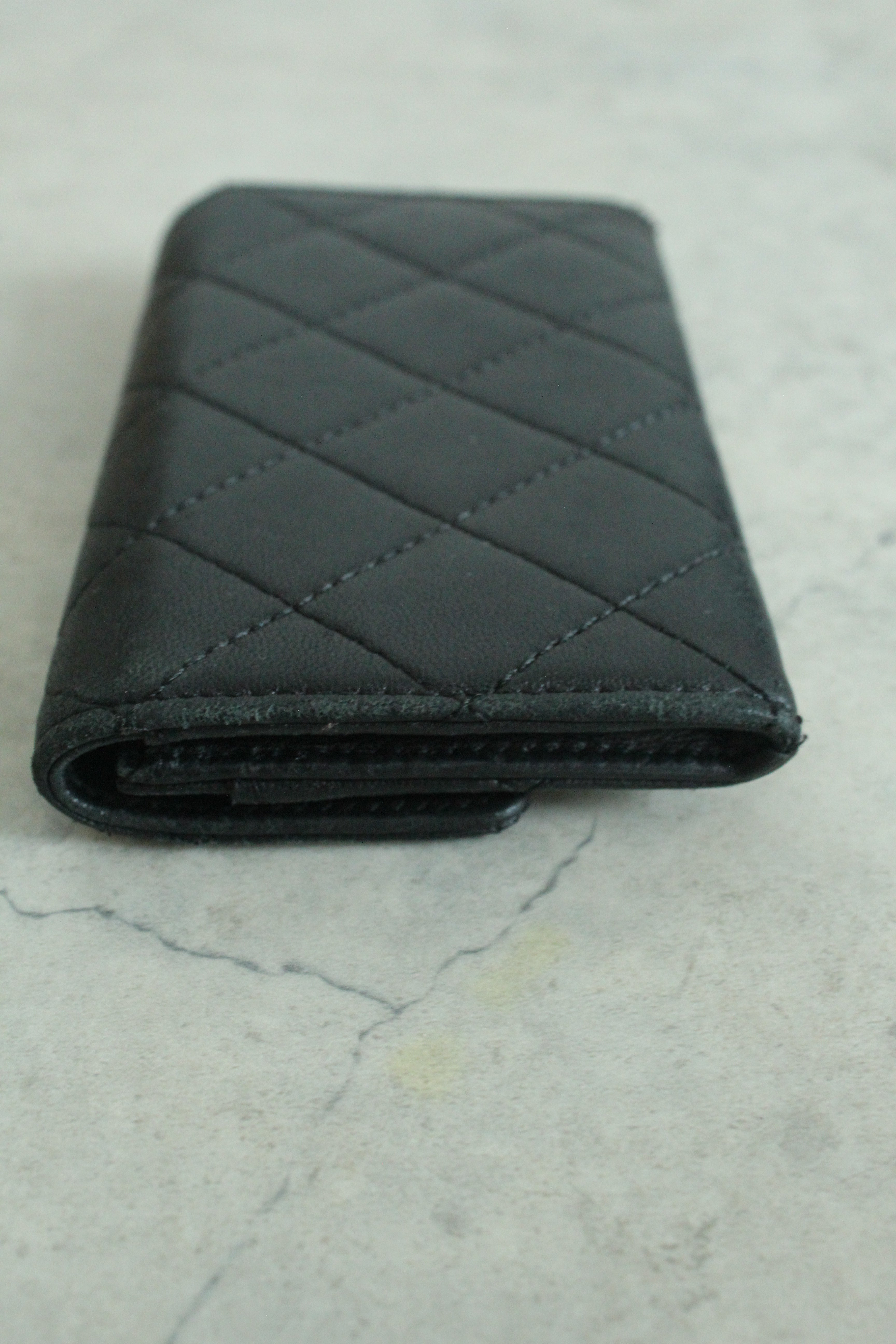 Flap card holder in Black