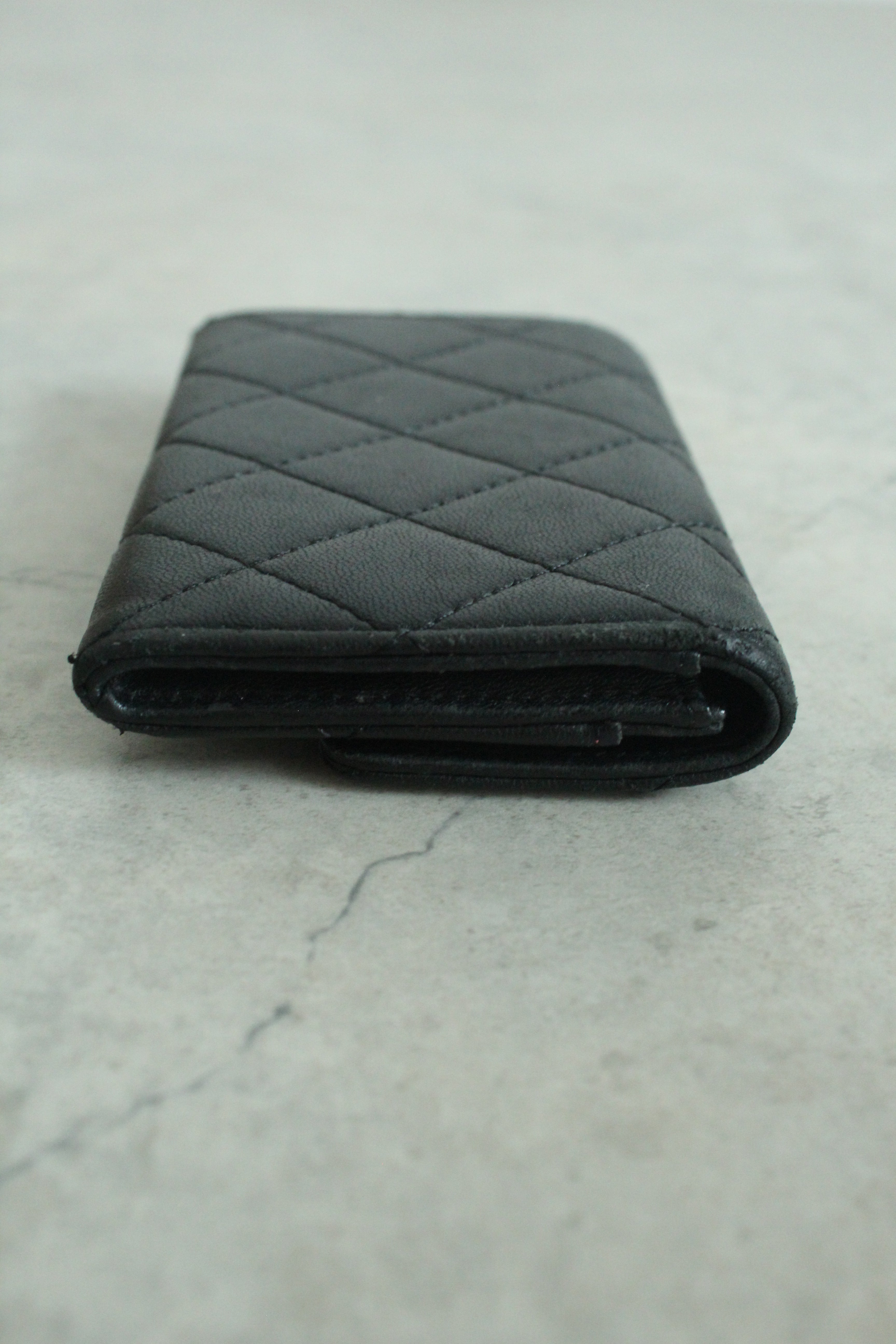 Flap card holder in Black