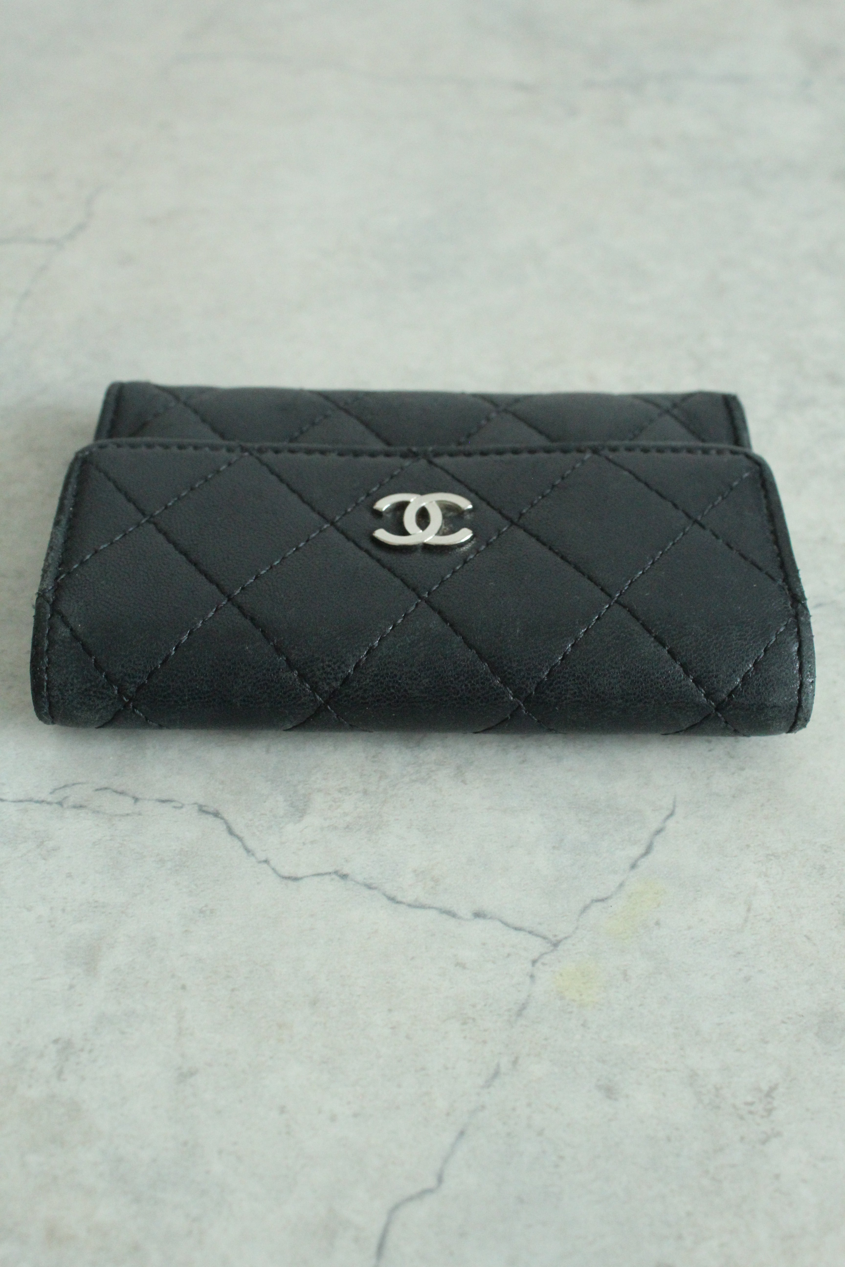 Flap card holder in Black