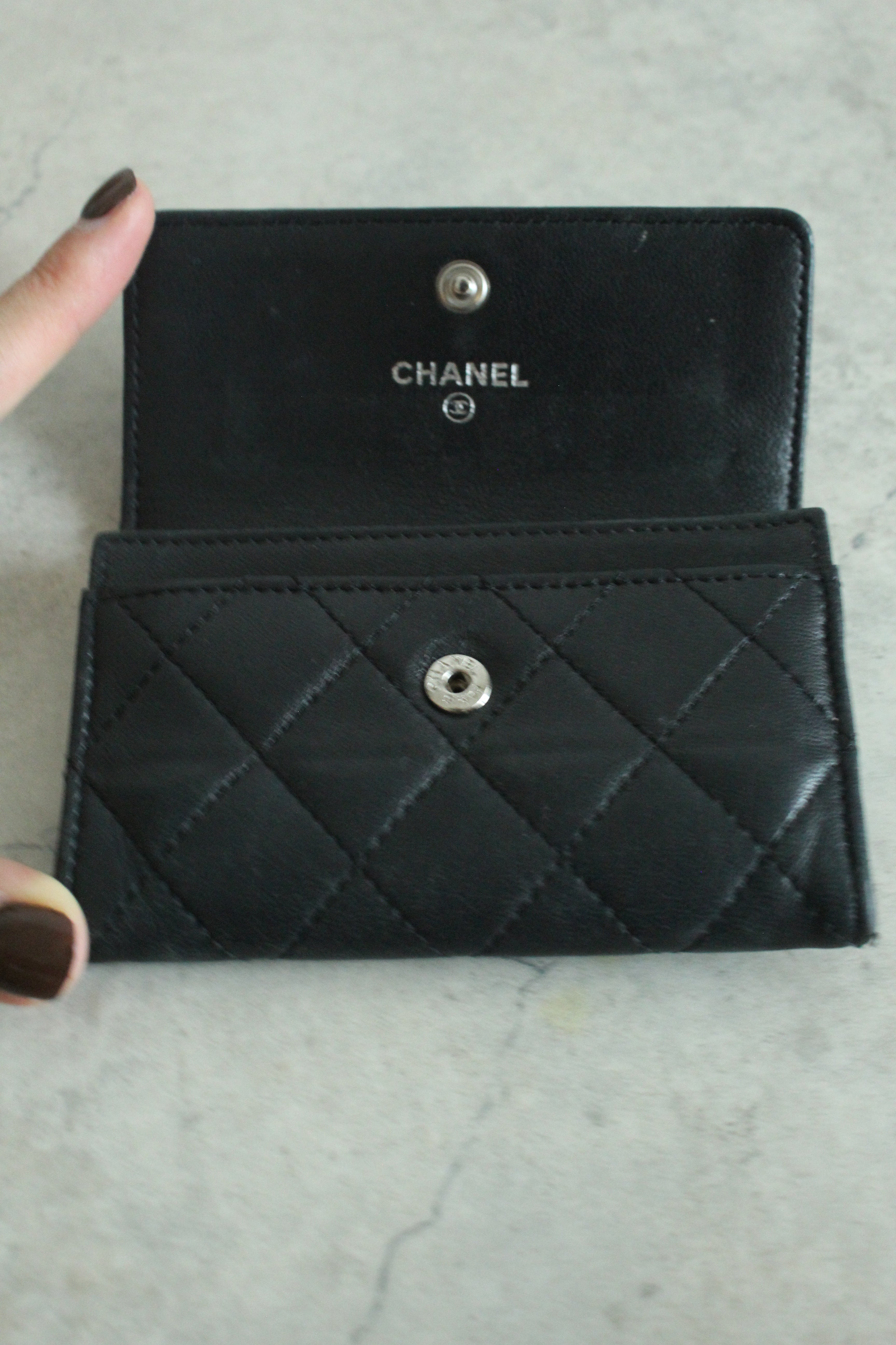 Flap card holder in Black