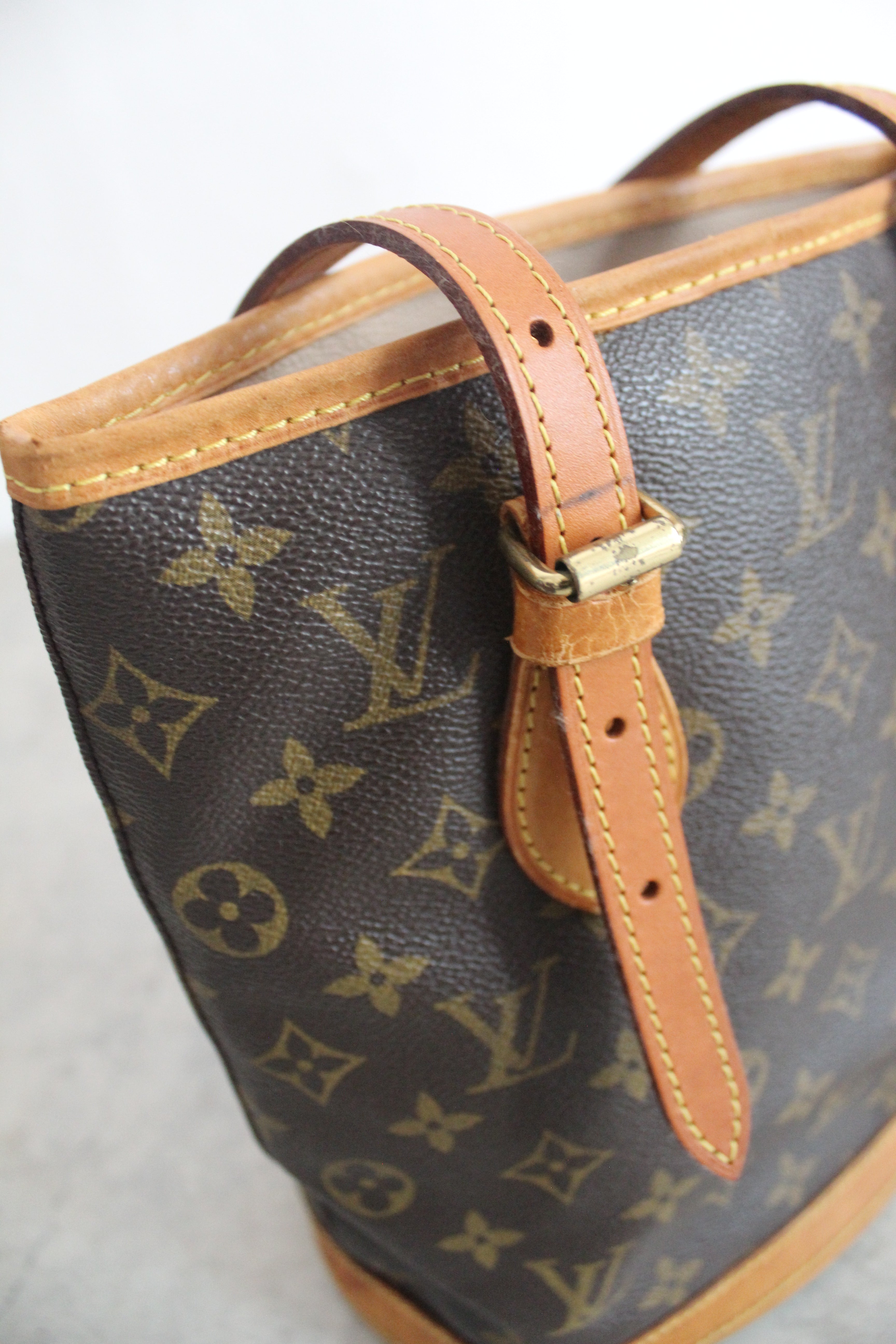 Monogram Petit bukect bag PM (M42238)