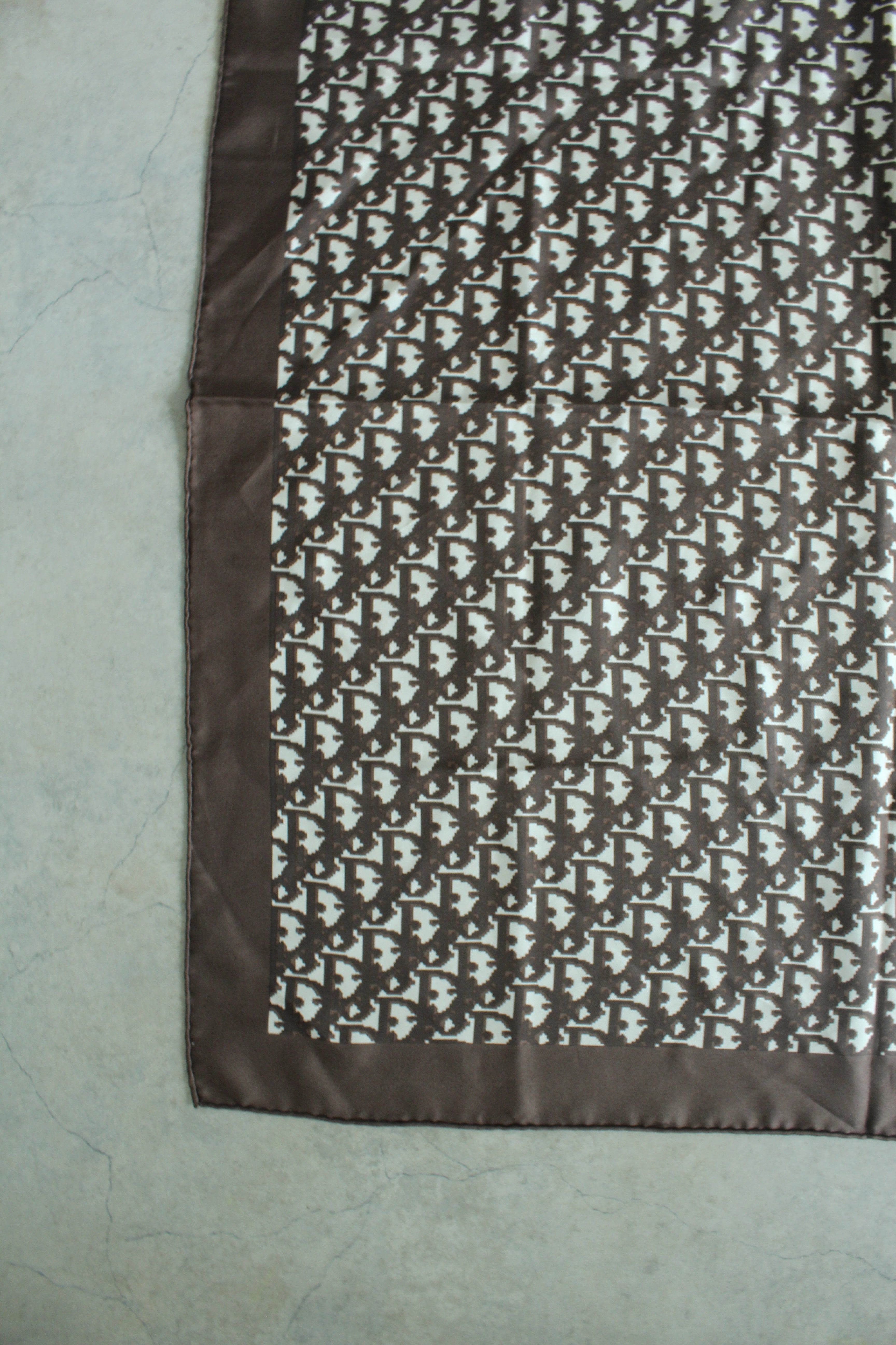 Oblique scarf in Brown