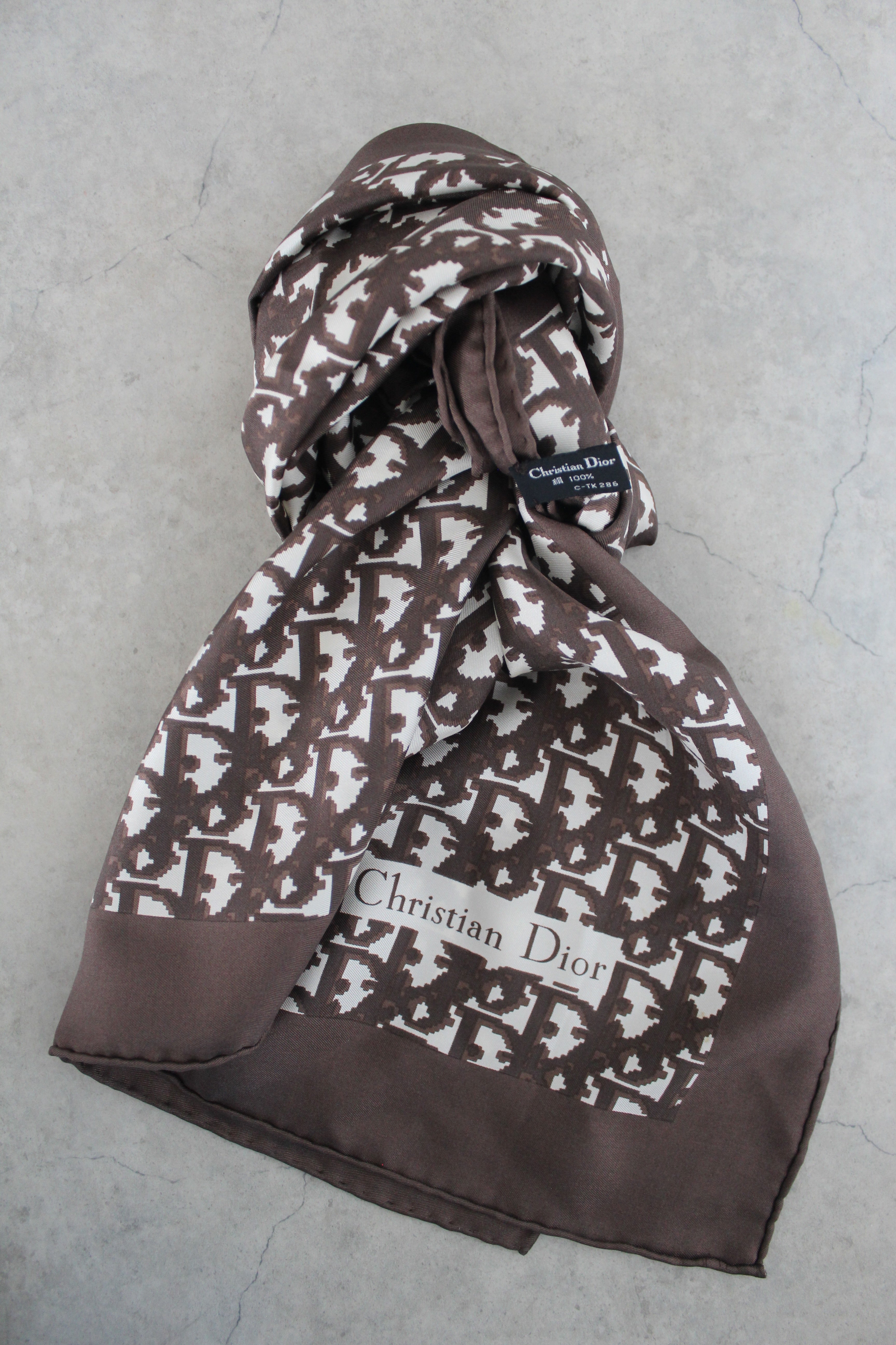 Oblique scarf in Brown