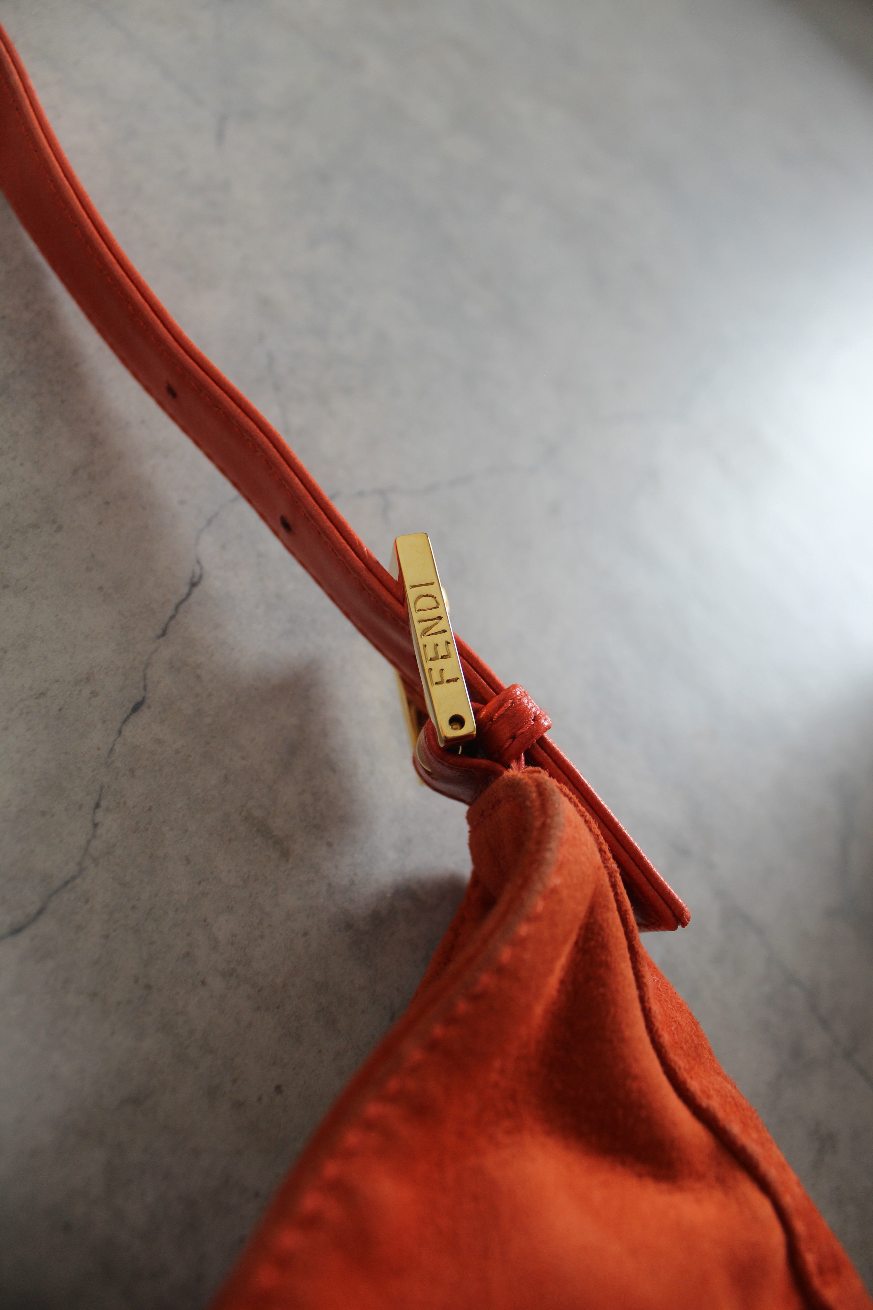 Baguette in Suede Orange