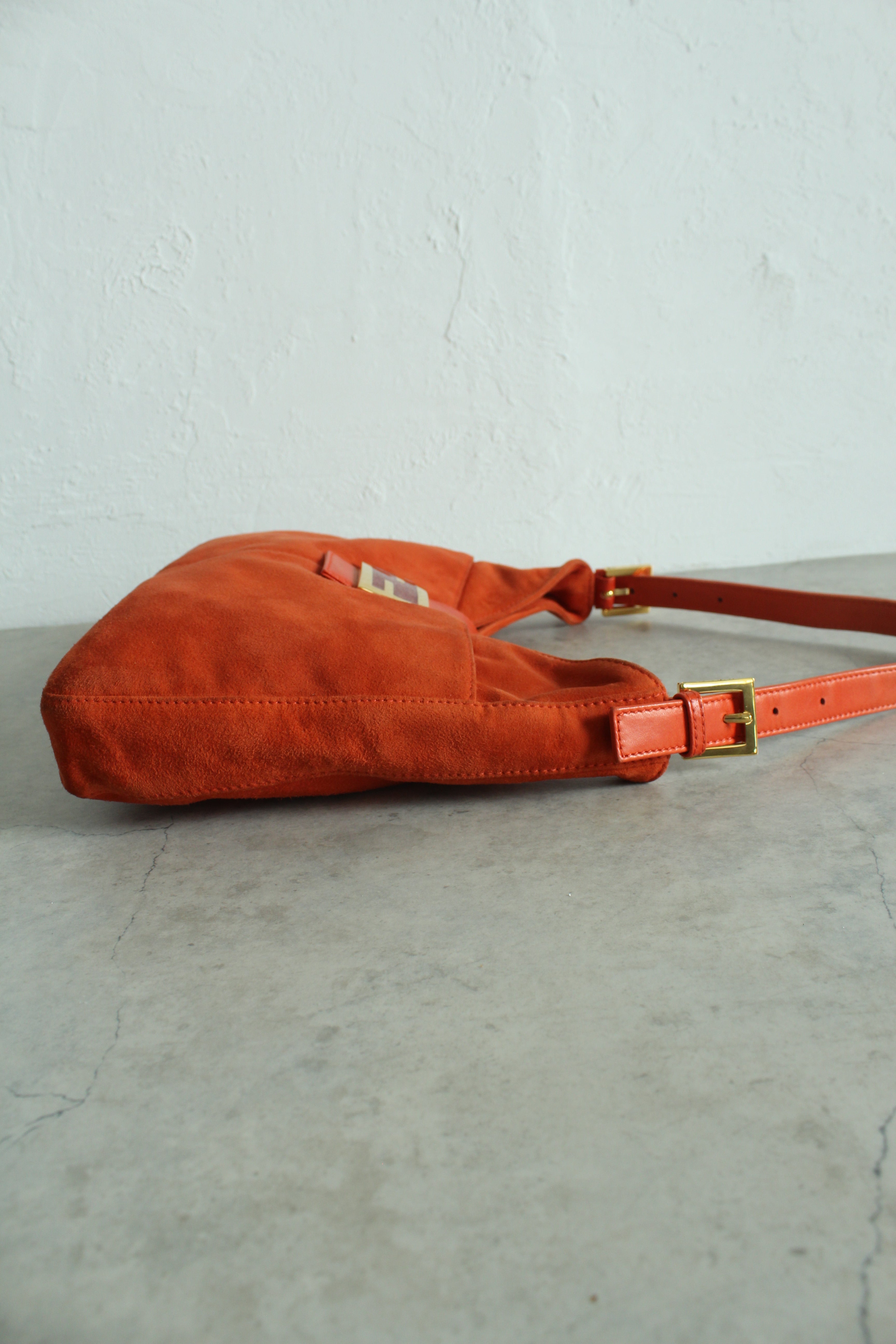 Baguette in Suede Orange