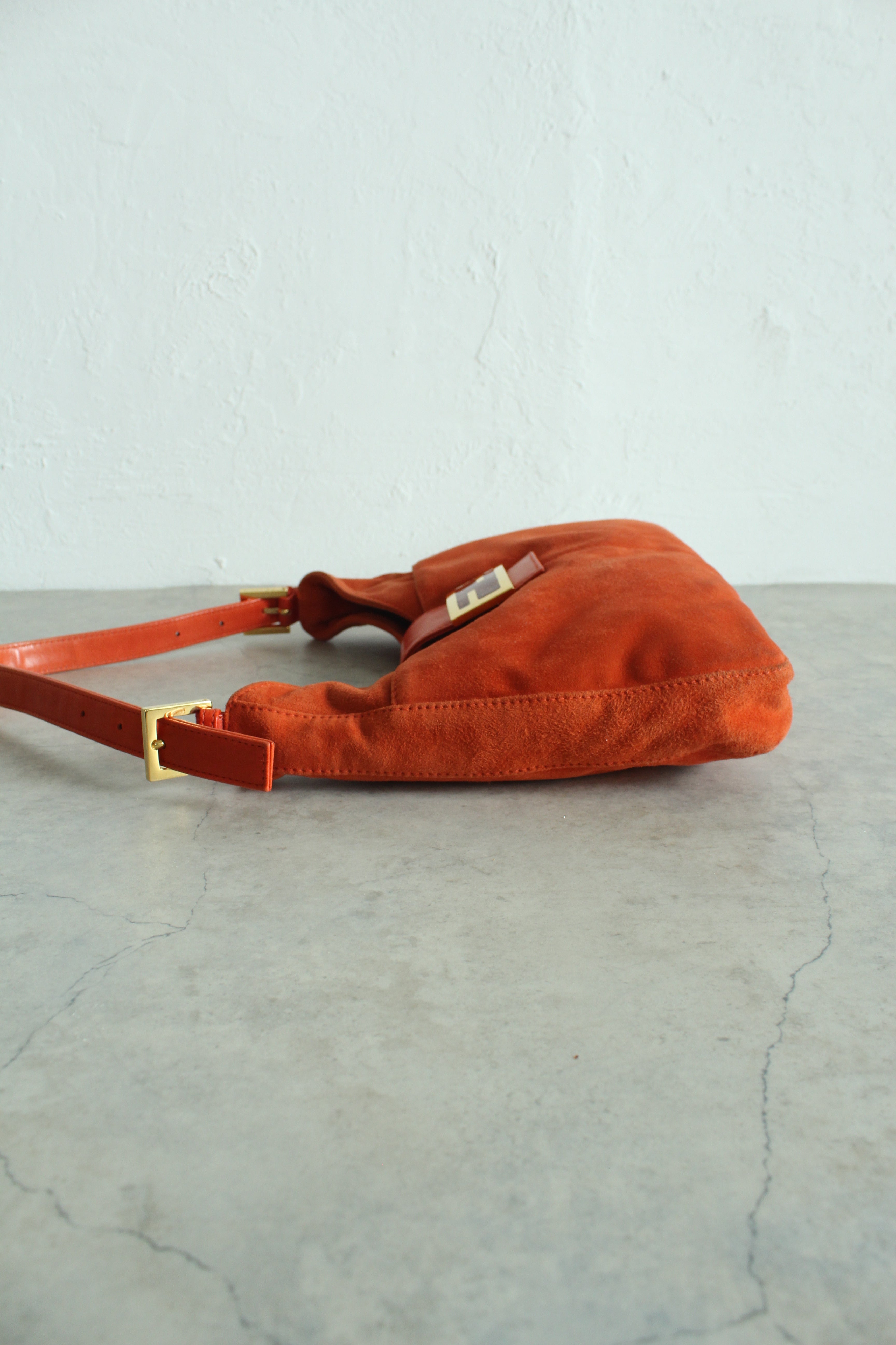 Baguette in Suede Orange