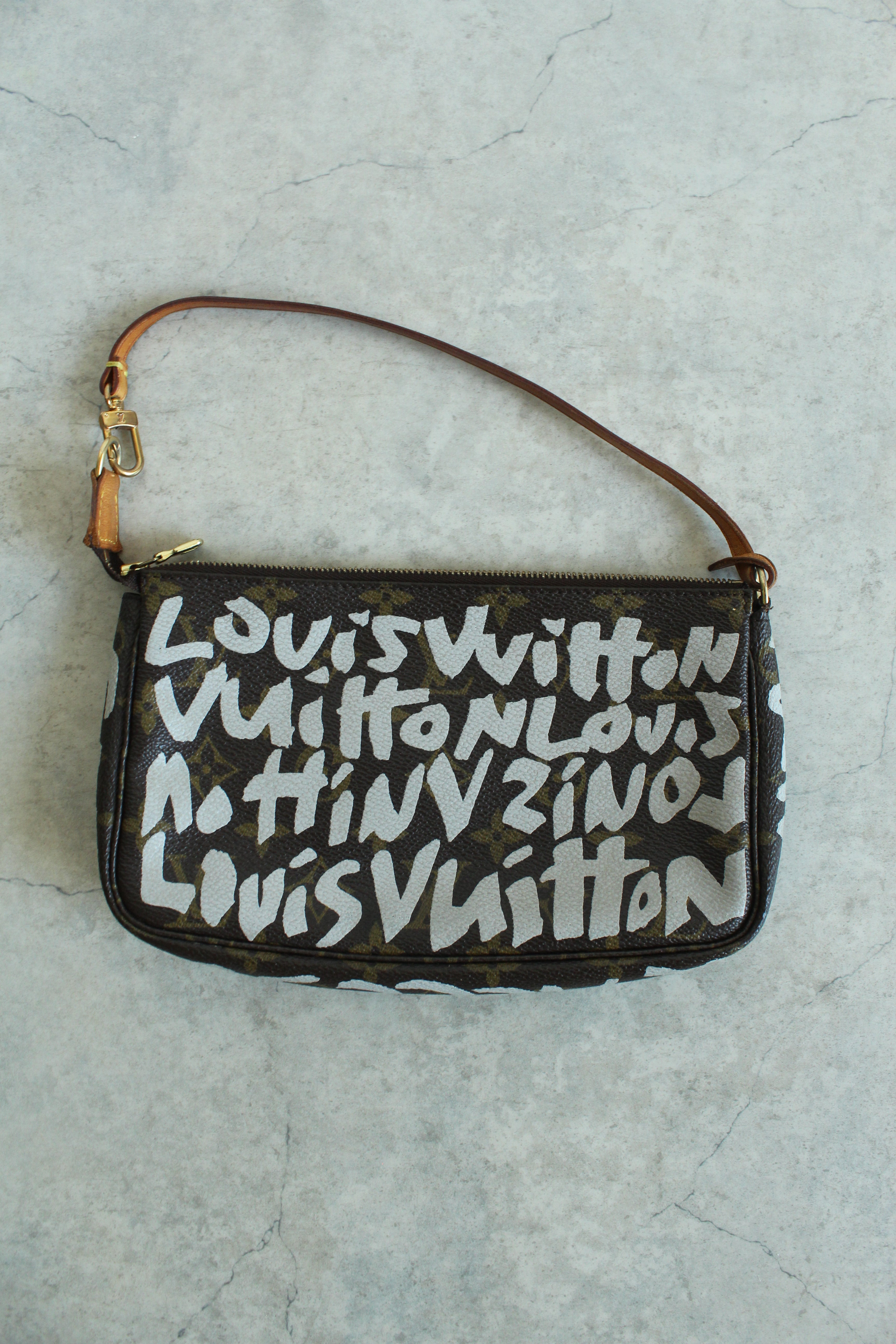 Pochette Accessoires Graffiti Monogram (M82766)