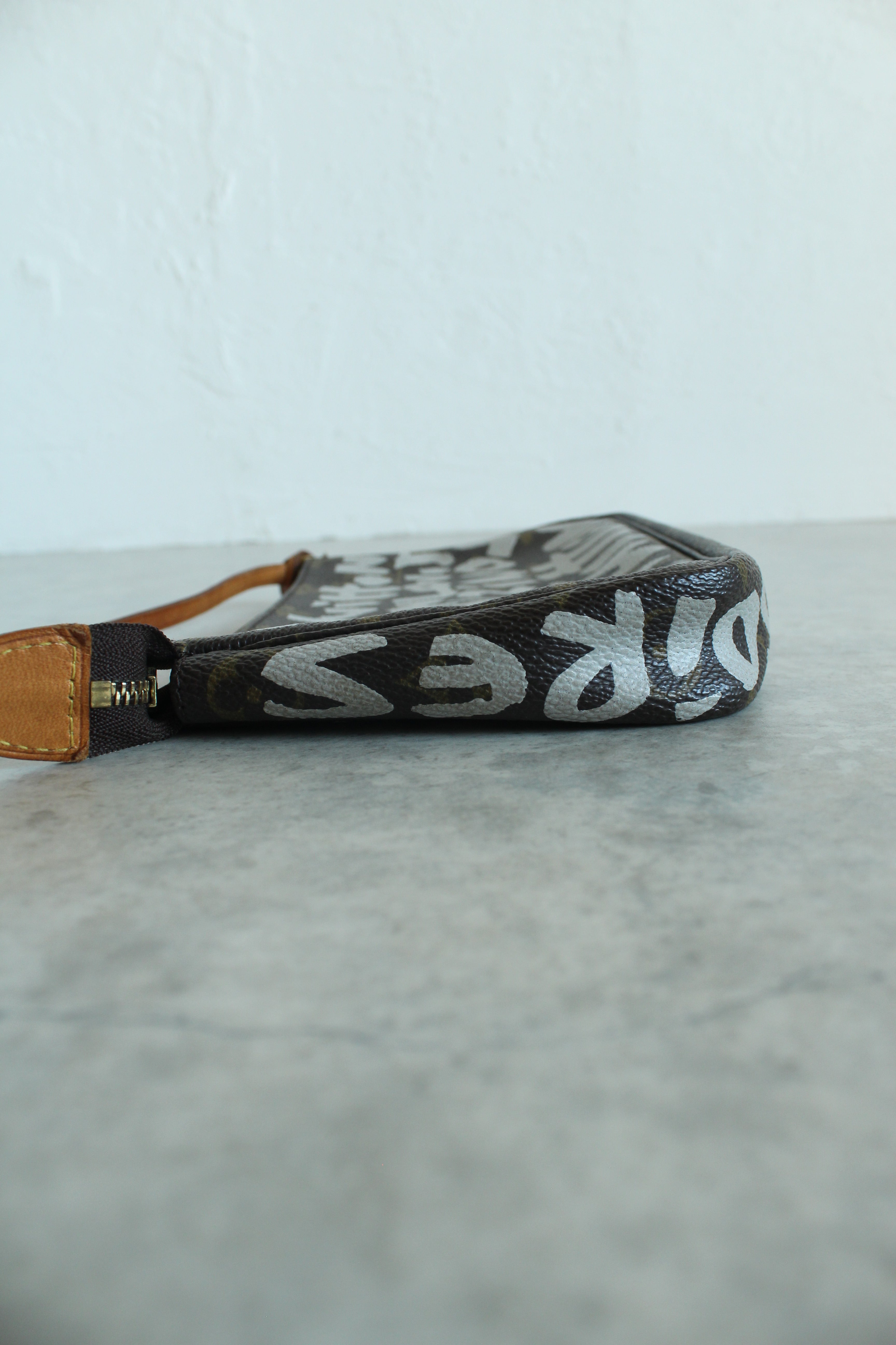 Pochette Accessoires Graffiti Monogram (M82766)