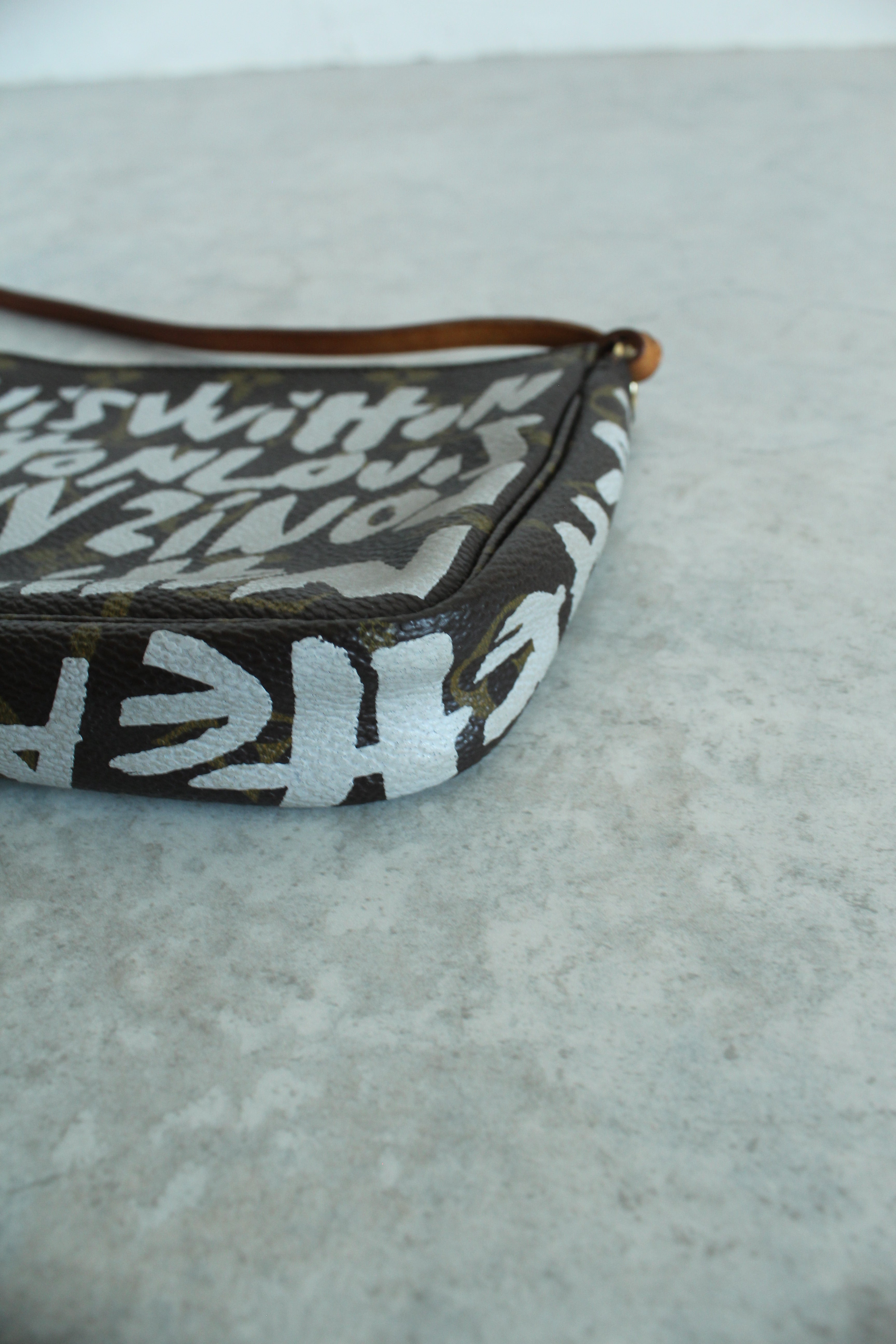 Pochette Accessoires Graffiti Monogram (M82766)