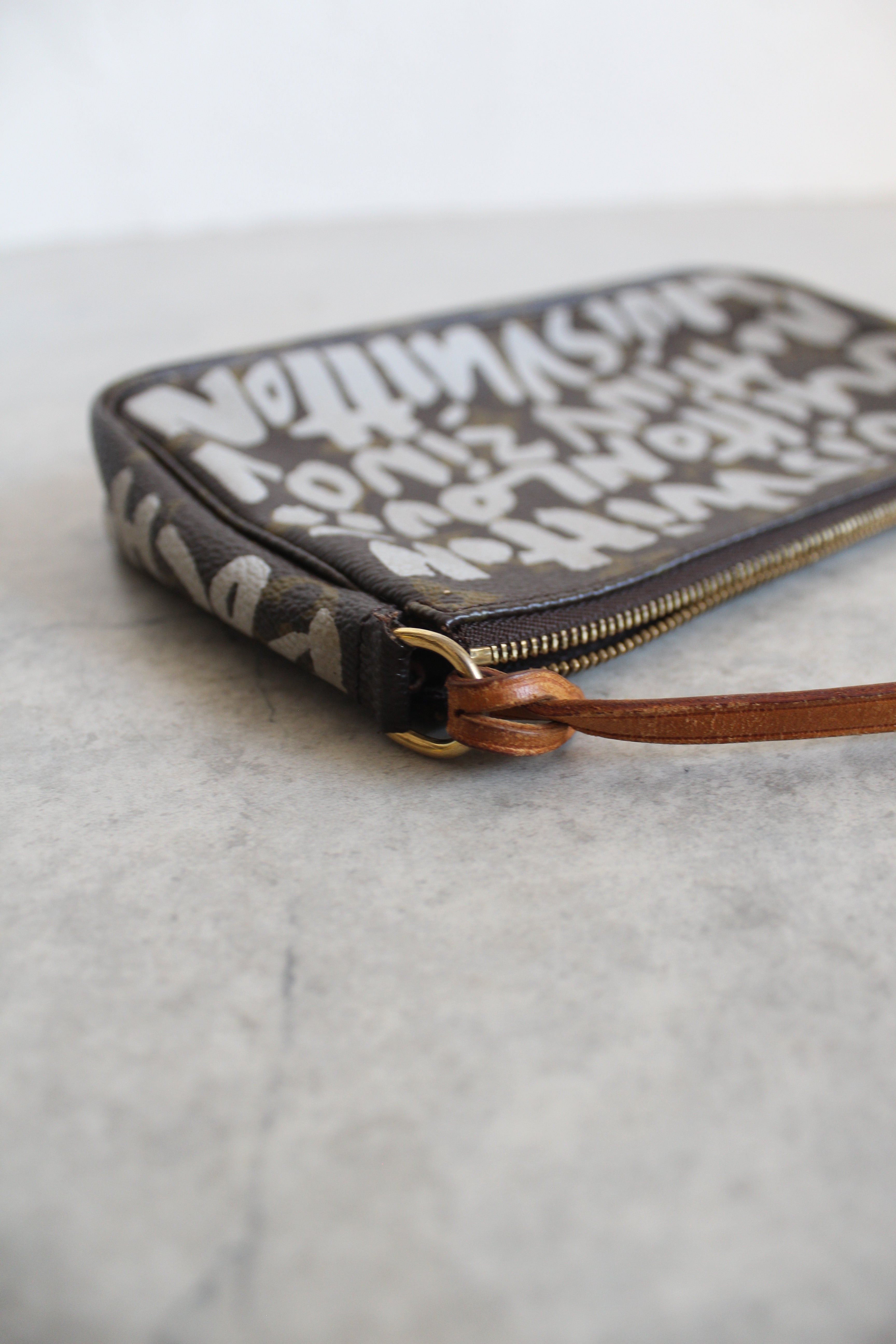 Pochette Accessoires Graffiti Monogram (M82766)