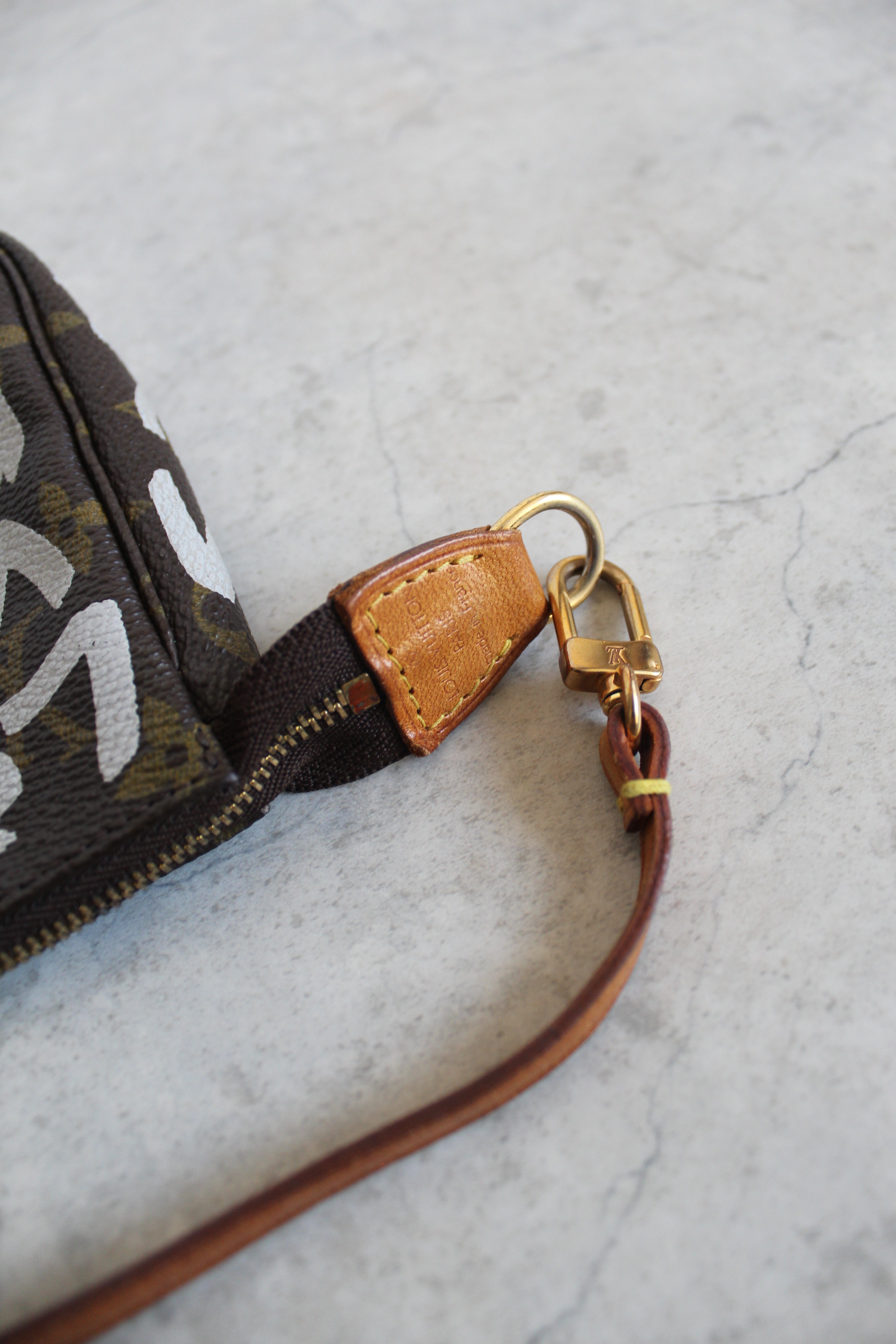 Pochette Accessoires Graffiti Monogram (M82766)