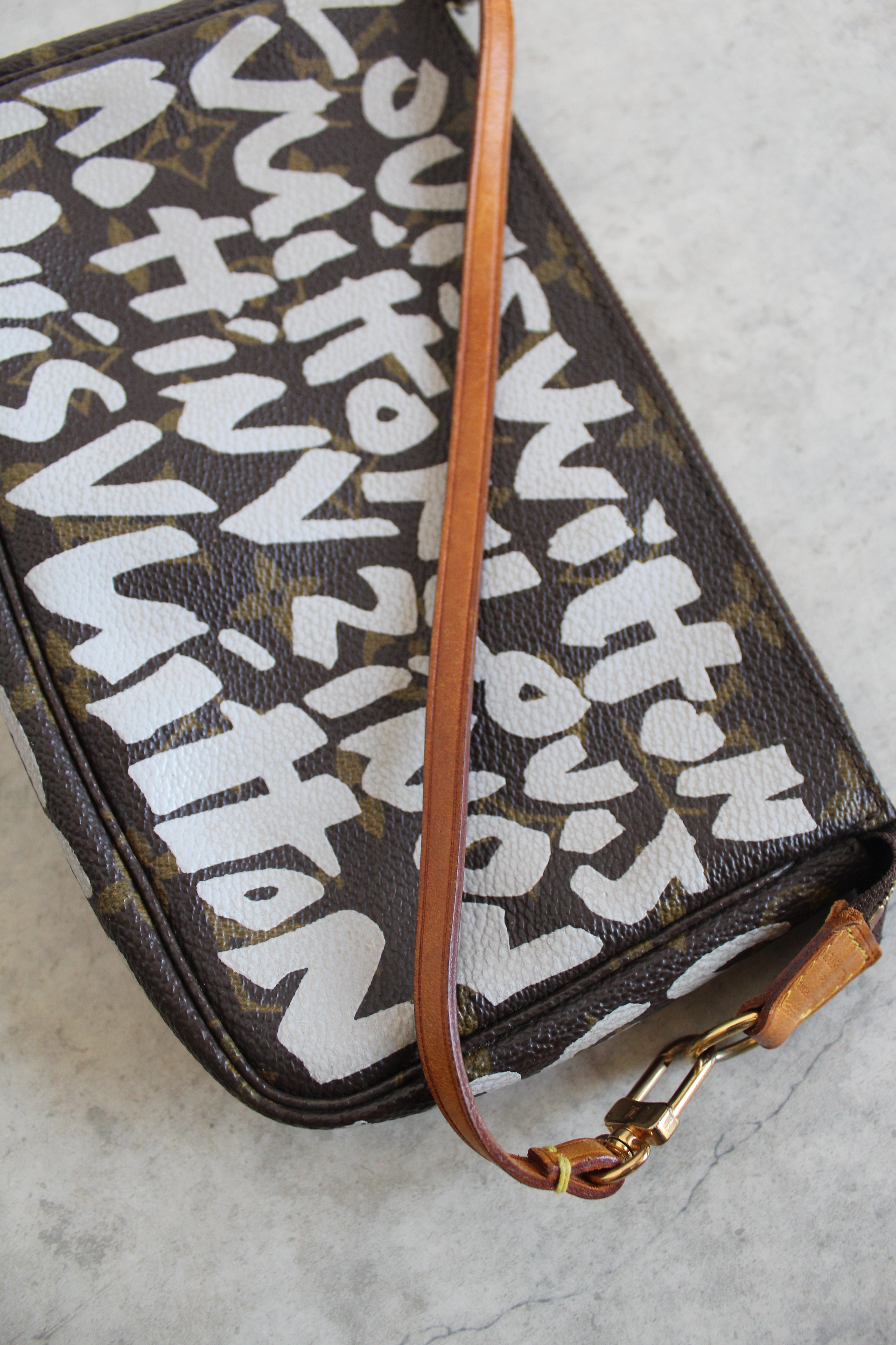 Pochette Accessoires Graffiti Monogram (M82766)