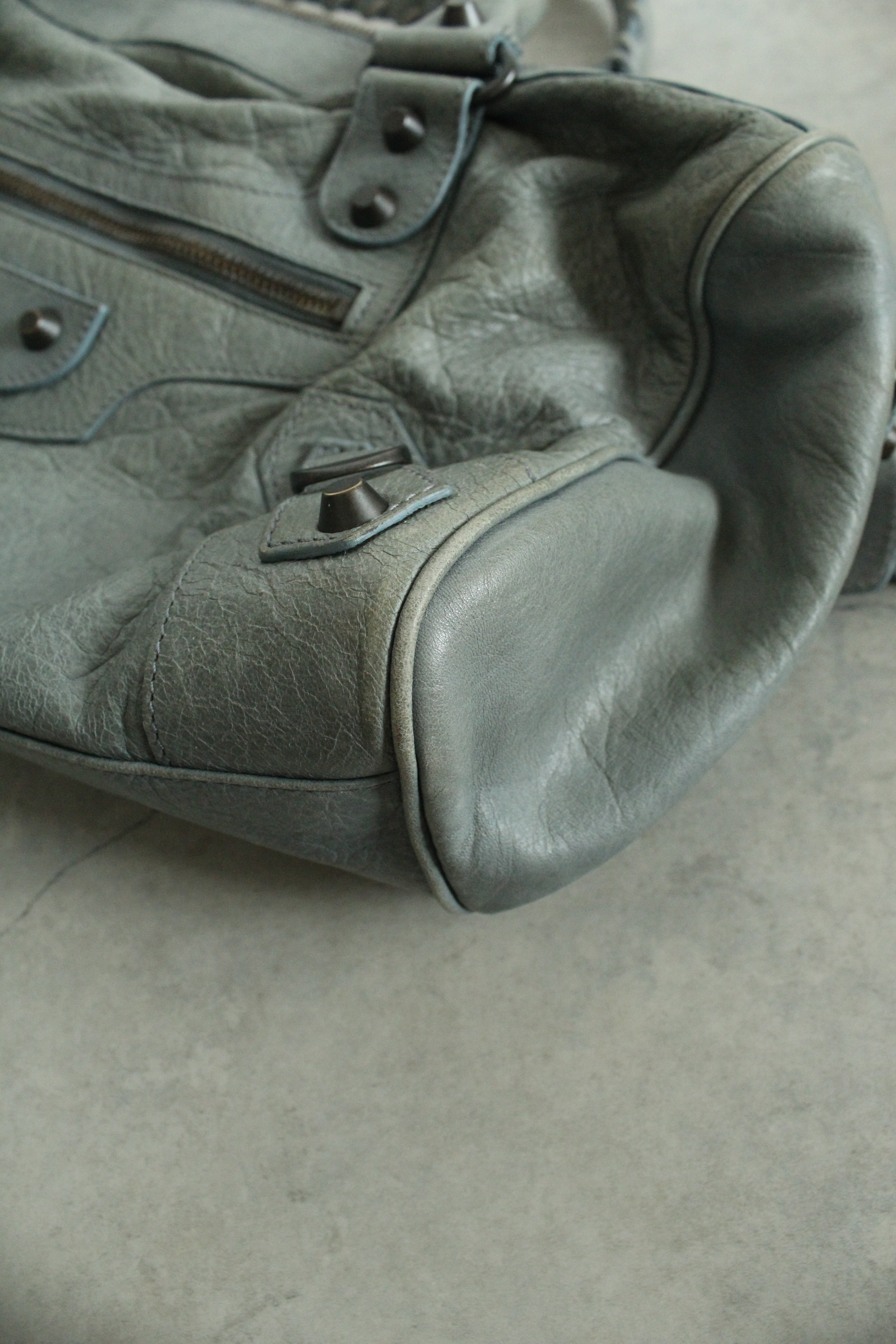 Motorcycle Twiggy in classic hardware in blue-grey