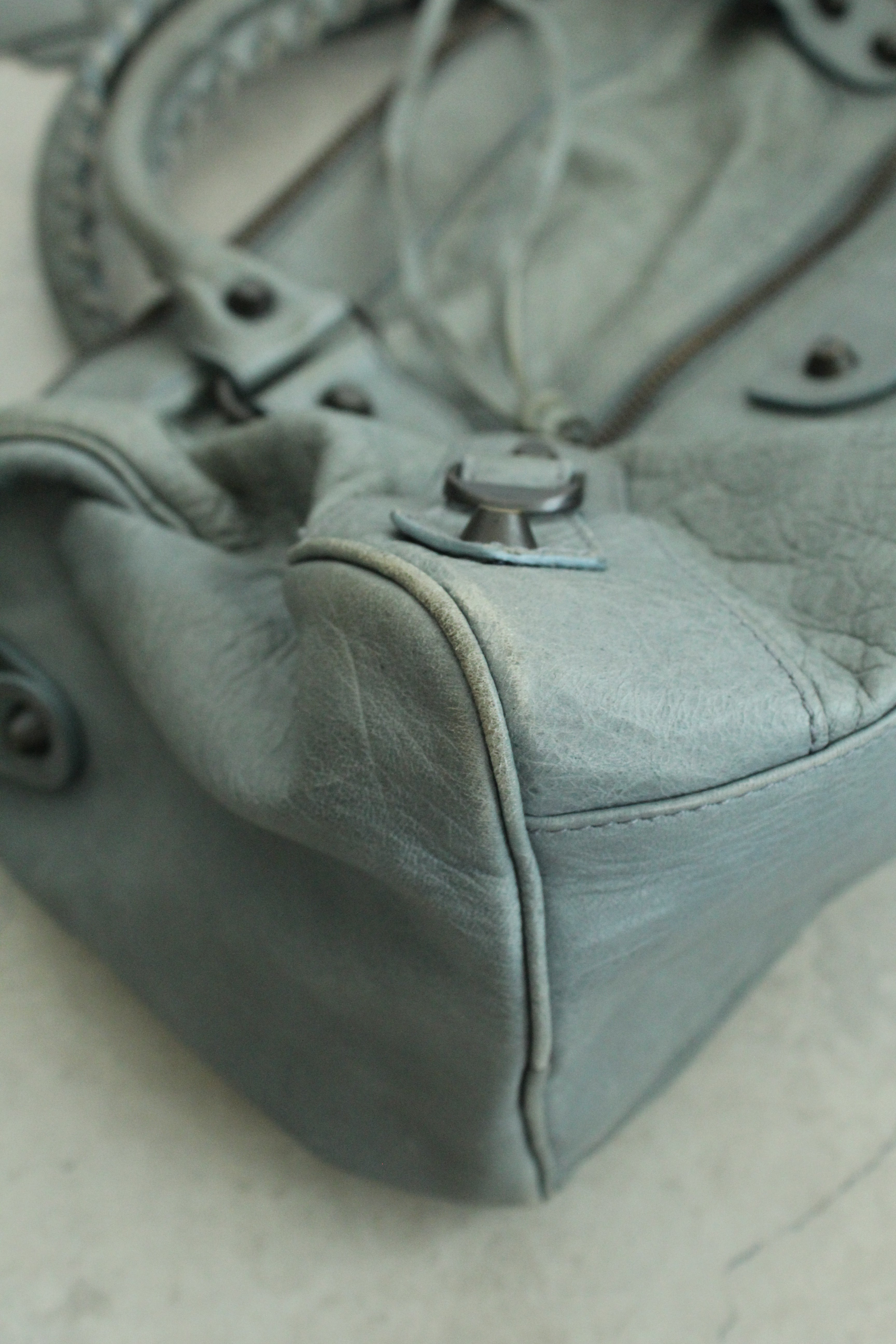 Motorcycle Twiggy in classic hardware in blue-grey