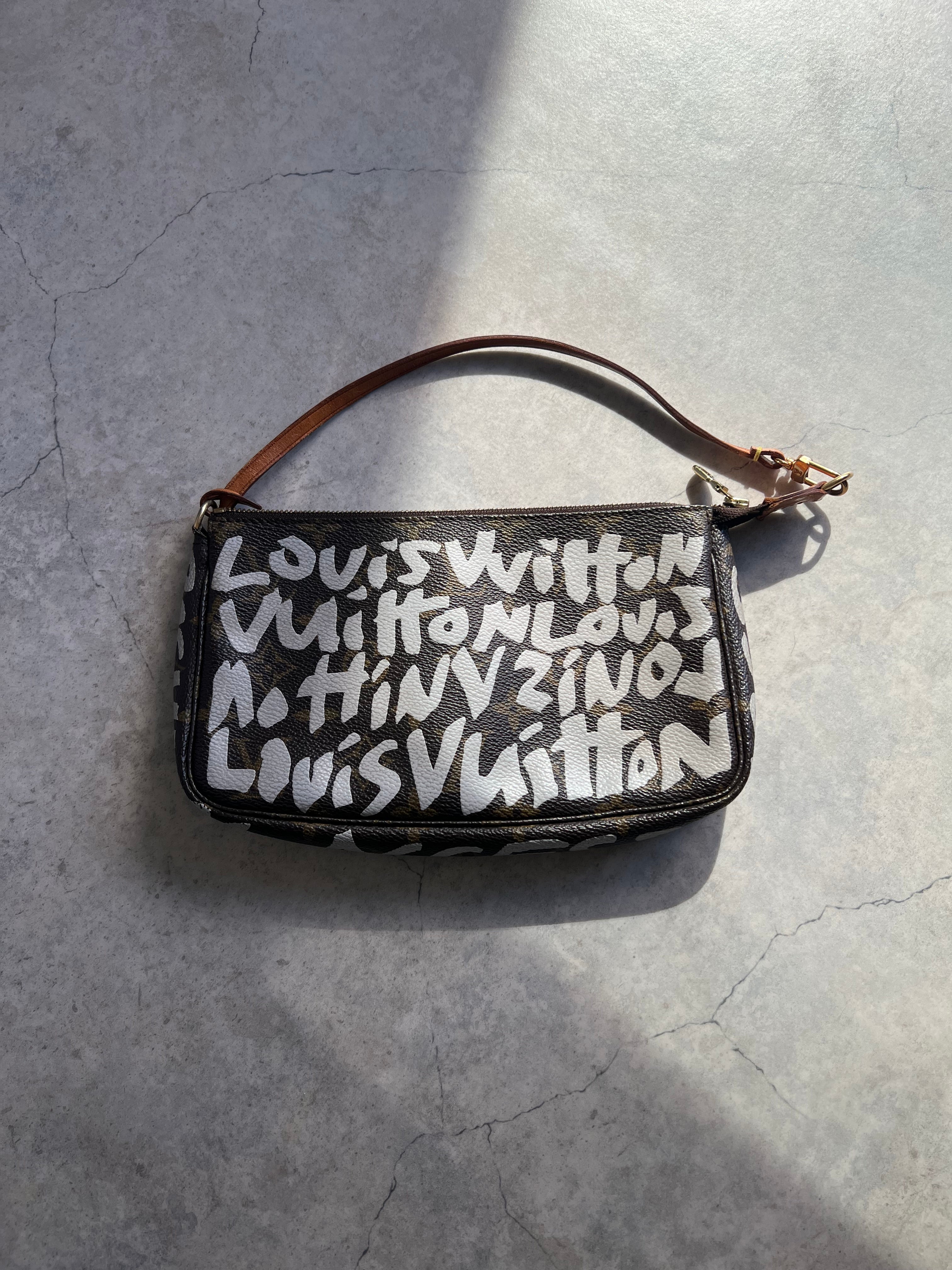 Pochette Accessoires Graffiti Monogram (M82766)