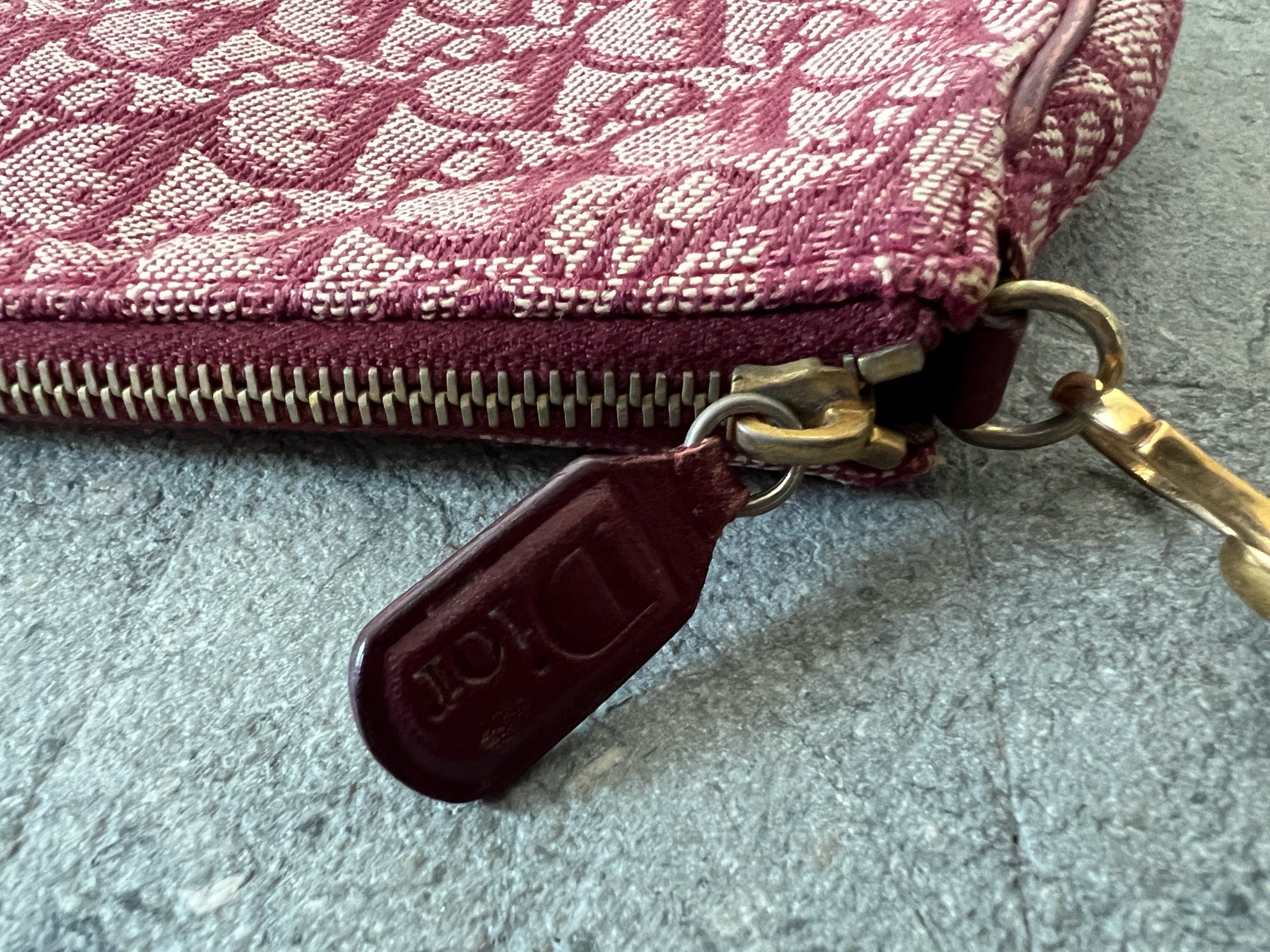 Trotter Canvas Saddle Pouch in Burgundy red