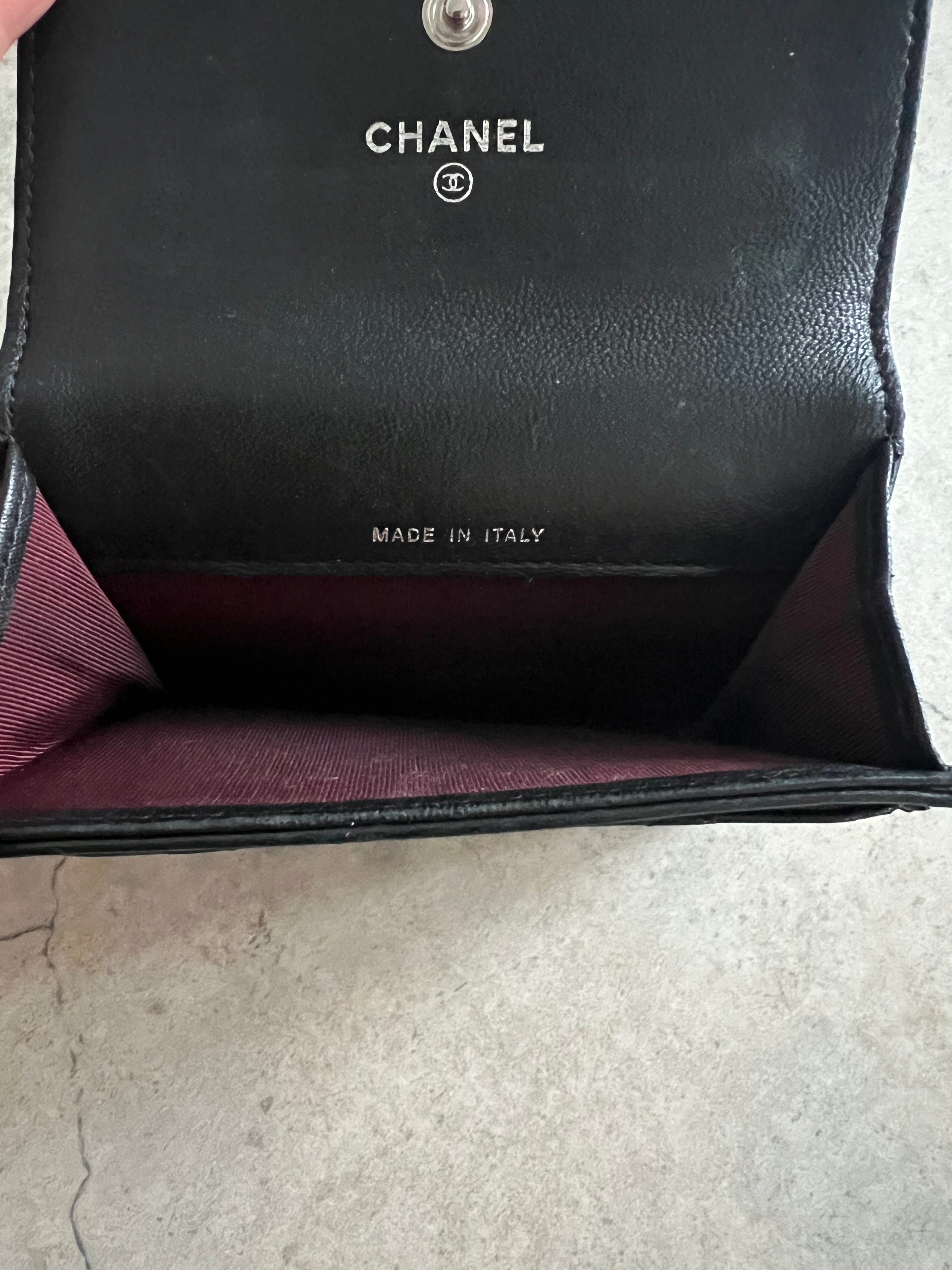 Flap card holder in Black